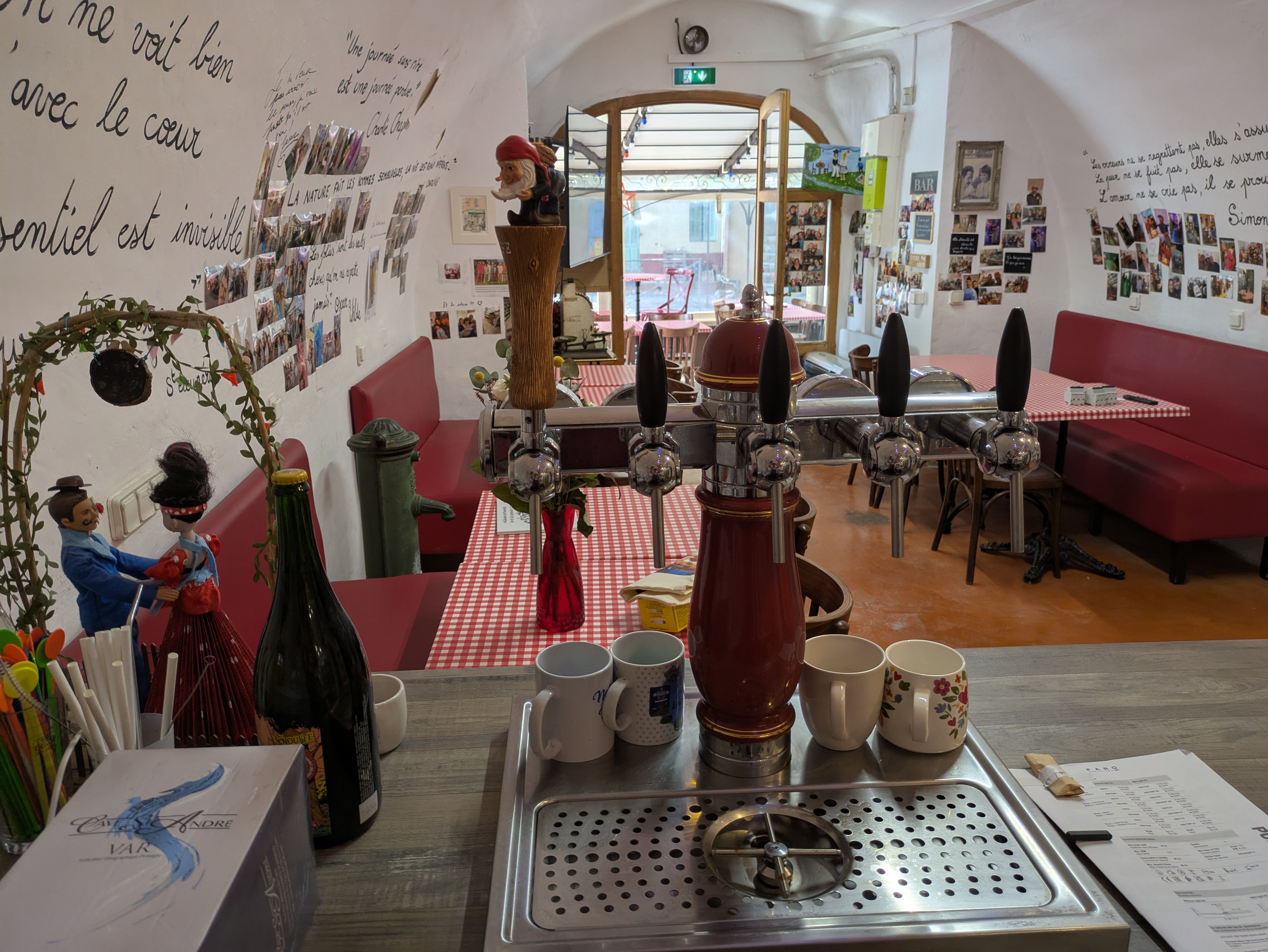 🌿 Changez de vie au cœur de la Provence – Fonds de commerce Épicerie, Bar, Restaurant + Appartement
Et si votre quotidien se transformait ?
Ici, à Pontevès, petit village provençal lové entre collines et champs parfumés, se trouve un lieu où l’on travaille avec plaisir et où chaque journée apporte son lot de rencontres et de rires.

Le Bar Epicerie de PASCALE, c’est :
☀️ Une épicerie qui dépanne, régale et fait découvrir les produits locaux.
🍷 Un bar-restaurant animé, où se retrouvent habitants, amis et voyageurs.
🌙 Des soirées à thème sous la tonnelle prêtée par la mairie, avec jusqu’à 90 convives.

📍 Infos clés :
•	Capacité : 62 places assises (intérieur + terrasses couvertes) + 30 supplémentaires pour événements
•	Licence IV et matériel complet
•	Clientèle : locale, fidèle, de passage et touristique 
•	Appartement de 70 m² inclus
•	Loyer imbattable : 17 € HT/mois 
•	Prix Fond de Commerce : 89 400 € hors stock (stock valorisé séparément)
•	4 mois de formation et d’accompagnement offerts
•	Chiffre d’affaires annuel moyen sur 3ans : 160 000 €

💛 Pourquoi ce lieu est unique :
Parce qu’ici, on vit au rythme des saisons.
Le matin, on partage un café avec les habitués.
L’après-midi, on conseille un cycliste de passage.
Le soir, on trinque avec des amis en terrasse, pendant que le soleil disparaît derrière les collines.
Si vous rêvez d’un commerce qui soit aussi un art de vivre, où travail et plaisir se confondent, alors Pontevès vous attend.

« La cession sera accordée au candidat présentant le projet le plus solide et l’expérience la plus adaptée, afin de pérenniser l’âme conviviale et familiale de ce lieu emblématique. »
📞 Contactez-nous pour visiter… et peut-être, commencer votre nouvelle vie.