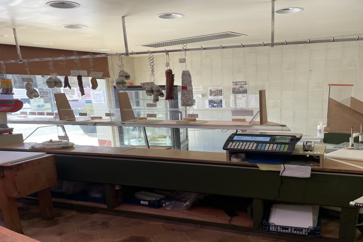 Cause retraite
A VENDRE DANS L'OISE MURS ET FONDS DE COMMERCE BOUCHERIE - CHARCUTERIE - Possibilité TRAITEUR 60 - Proche sortie A1.
Ce fonds de commerce boucherie, charcuterie, traiteur de grande renommée possède un agrément CEE . Situé dans un village avec parking devant la boutique, les locaux sont très bien équipés avec plusieurs laboratoires et chambres froides, 2 véhicules réfrigérés.
Au rdc l'habitation possède une cuisine, salle à manger / séjour et bureau, et à l'étage, la maison possède 6 chambres avec lingerie, salle d'eau et WC. Le tout à rafraichir selon vos goûts. Il y a un grenier aménageable en totalité. L'ensemble sur 1090m²  avec une cour pouvant accueillir les camions. Le terrain est clos avec portail motorisé et dépendances tel que garage, 3 caves ... A visiter
CA 2020 de 1.100.000Euros. EBE de 92.000 euros