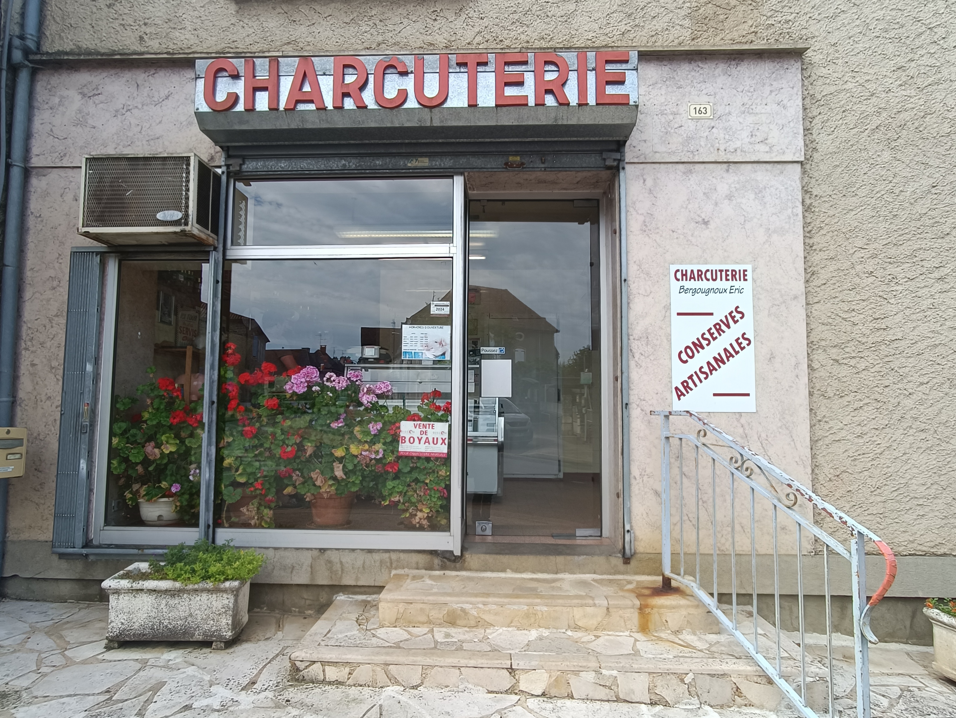 Charcuterie historique à reprendre à Lavergne : Une institution au cœur du Cauvaldor
Nichée dans le charmant village de Lavergne, sur l'axe passant entre Gramat et Saint-Cère, cette charcuterie traditionnelle jouit d'une excellente réputation depuis sa création en 1947. l’actuel propriétaire et artisan passionné, a repris le flambeau en 2012 après avoir été salarié de la boutique depuis 1982. Il souhaite aujourd'hui transmettre son savoir-faire et son entreprise à un repreneur motivé, prêt à perpétuer la tradition.
L'activité :
Fabrication artisanale de charcuterie traditionnelle, sans colorant ni conservateur
Vente de spécialités de pays, sélectionnées avec soin
Fabrication , commercialisation et expédition  de conserves artisanales
La charcuterie bénéficie d'une clientèle fidèle, séduite par la qualité des produits et l'accueil chaleureux. Le chiffre d'affaires de référence de 123 000 € (en progression) témoigne de la stabilité de l'activité.
Les locaux :
Boutique accueillante et conviviale
Atelier de fabrication spacieux et fonctionnel
Espace de stockage confortable pour les conserves
2 chambres froides, séchoir, machine à jambon...
Loyer mensuel attractif : 580 € TTC (bail commercial)
L'opportunité :
Reprise d'une affaire prospère et pérenne
Bénéficier d'un savoir-faire reconnu et d'une clientèle attachée
Accompagnement du repreneur assuré pour une transition en douceur
Idéal pour un couple ou une personne seule souhaitant vivre et travailler dans un cadre de vie agréable
Prix de cession : 35000 €   Contactez nous dès aujourd'hui pour en savoir plus sur cette belle opportunité !