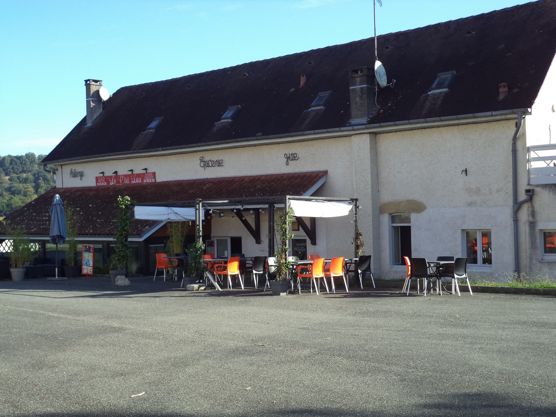 La commune de Sauvelade recherche un exploitant professionnel de la restauration pour son bar restaurant dans le Béarn sur le chemin de Saint Jacques de Compostelle (GR65).  Le restaurant fait partie d'une des dépendances d'une abbaye cistercienne du  12eme siècle, il est attenant au gîte de 18 couchages géré par la commune. Le restaurateur propose également le couvert aux pèlerins,   (2000 nuitées par an).
Le restaurant d'une capacité de 30 couverts en salle, avec possibilité de terrasse,  dispose de la licence IV.  
Possibilité d'organiser des réceptions plus importantes (mariages, communions, anniversaires ...) dans la salle des fêtes située en face.
Location gérance mensuelle : 300€
Possibilité de logement au dessus du restaurant. 
Idéal pour un couple.