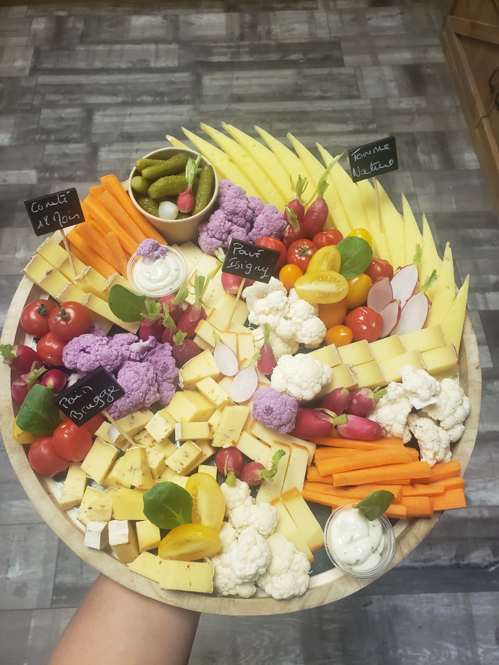 Epicerie (fruits et légumes, fromage à la coupe, charcuterie à la coupe, caves à vins et spiritueux, cosmétiques, divers produits locaux...)
Gérant depuis 2022, nous vendons notre activité pour un autre projet.

Commune dynamique et clientèle fidèle et proche de leurs commerces de proximité.
Emplacement : centre ville avec une grande place devant la boutique pour exposer ses produits lors des beaux jours)
Loyer : 500€ HT 
Surface : environ 80m² + 1 réserve + 1 cuisine 
Cour commune fermée.

CA en évolution depuis l'ouverture
2023 : 227 301€ 
2024 : 265 518€
2025 : 266 706€
Nous avons une forte clientèle pour nos plateaux dinatoires et raclette.

Stock actuel environ 15000€ (discutable pour la vente)

Matériel : 2 trancheuses (2023 + 2024), 3 vitrines réfrigérées pour charcuterie et fromages, 2 frigo pour crèmerie et 1 vitrine négative, 1 armoire frigo, 1 remorque frigorique.

Mobilier : meubles Tradis pour la partie cave et meuble fait sur mesure pour la partie épicerie.

Actuellement nous sommes 2 accompagnés d'un apprenti en BAC PRO MCV.

N'hésitez pas à nous contacter pour tout autre renseignement.