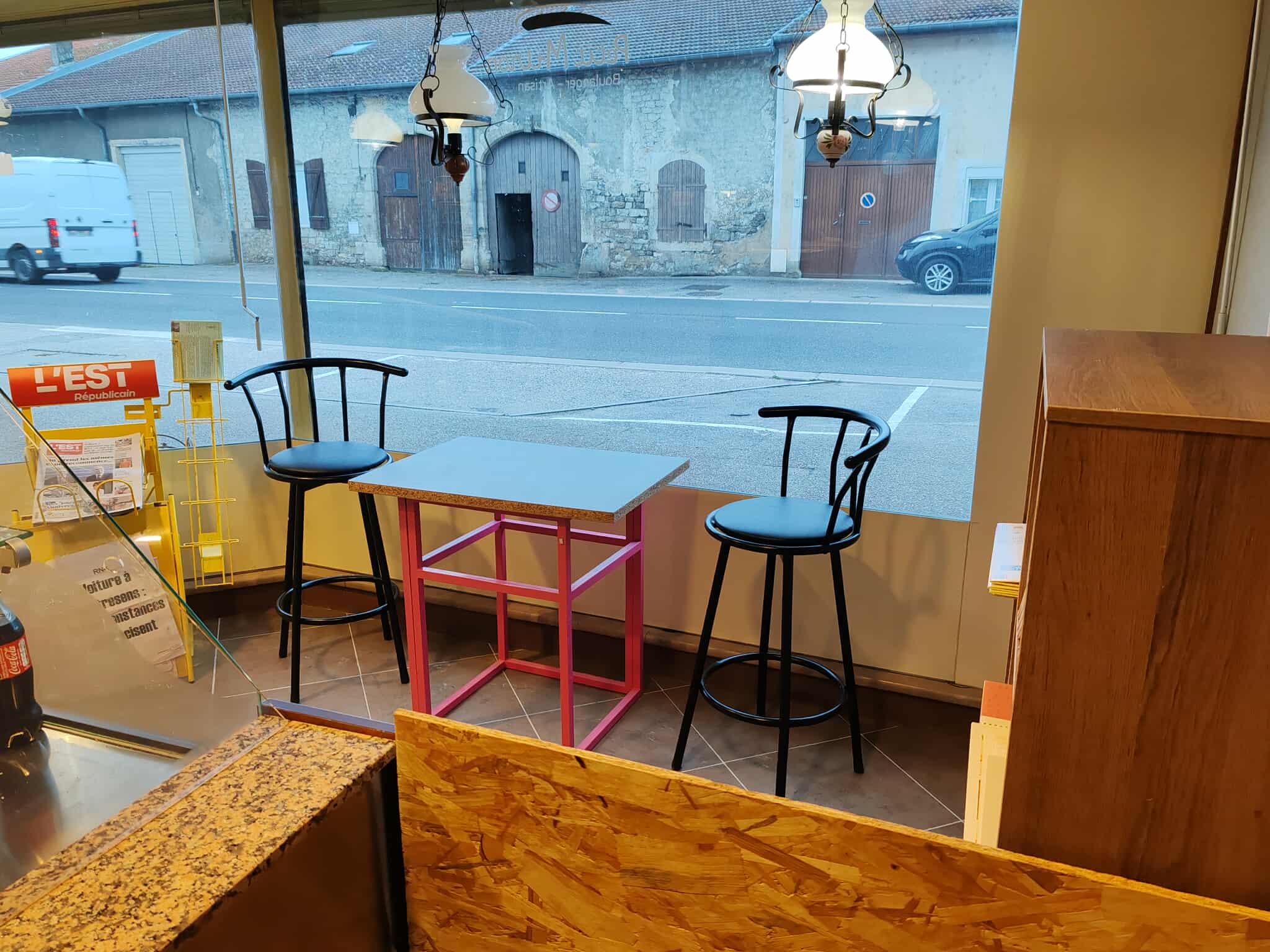 Seule boulangerie du village, situé dans la rue principal, peut se garer devant.
Maison à louer ou à acheter
Possibilité de mettre deux table dedans et devant le magasin.
Aucun salarié