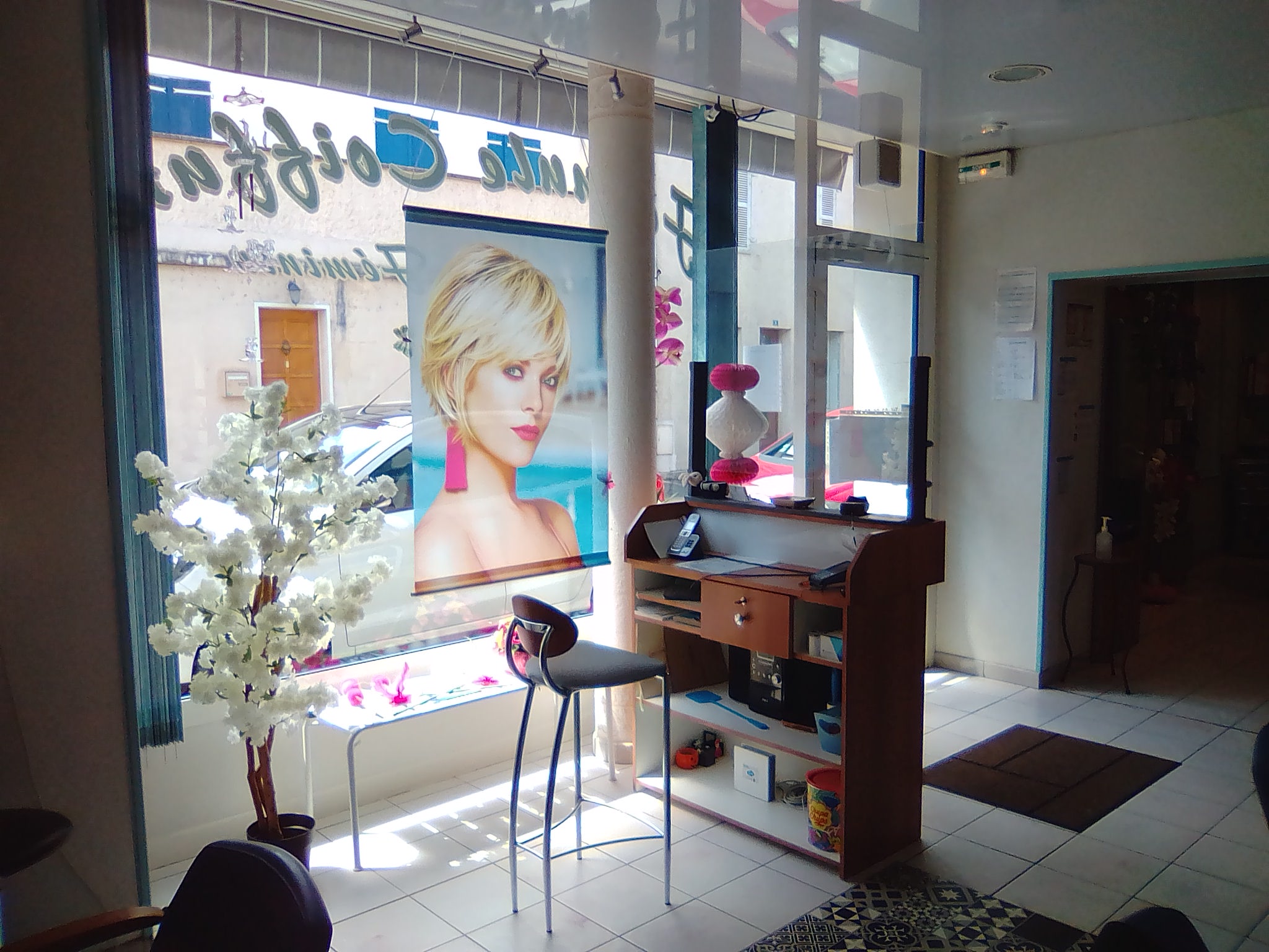 Salon de coiffure mixte

Sortie sud de Nevers, dans un agréable village, commerces, cabinet médical, école primaire,

Surface 45 m2.

2 bacs à shampooing, 4 bancs de coiffage
1 fauteuil avec casque, 1 fauteuil avec hair master
1 meuble caisse, meuble vitrine, vestiaire
Laboratoire attenant.

Clientèle familiale et fidèle.

Loyer 449€, bail en cours.

Cause départ retraite.

Contact :
Mail : marc.jandard@sfr.fr
Tel : 07 80 08 34 45