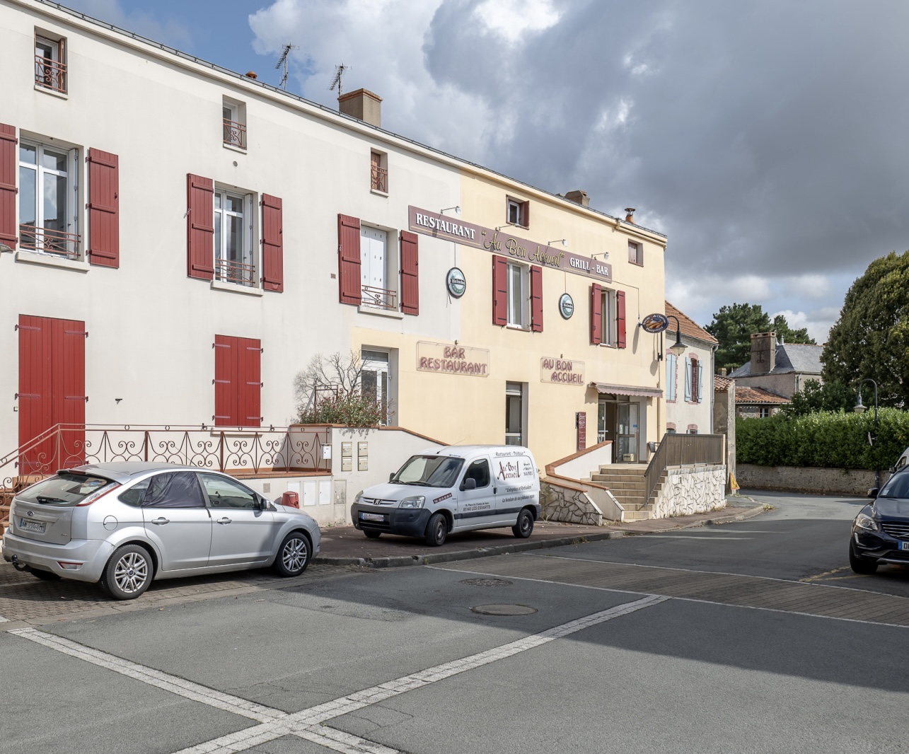 Situé à proximité du centre bourg et à 3kms de la sortie d'autoroute. À 20e in de La Roche sur Yon et 30min de Nantes. Comprenant un fonds de restauration de 260 m?.
Capacité de 100 personnes et d'un bar licence IV. Une cuisine et laboratoire de préparation très bien équipés avec matériel professionnel en parfait état, local plonge, chambre positive, local réserve sèche; LE PLUS : un appartement de fonction de 130 m' avec 4 chambres, 1 bureau et une pièce vie, we et salle d'eau. Système de chauffage et production eau chaude avec panneaux photovoltaïques en auto consommation et pompe à chaleur (installation 2024). Loyer 500€. VENTE CAUSE RETRAITE - CA 2023 :
132 246 € H.T