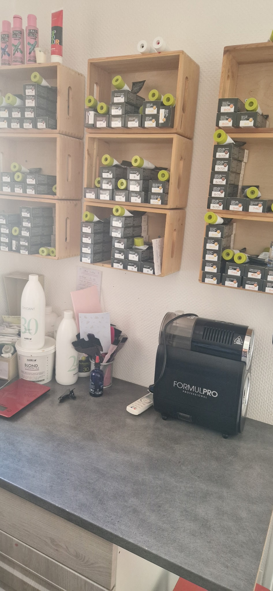 Salon de coiffure mixte situé en Bourgogne, clientèles de la Côte d'or et de l'Yonne 
dans une commune de plus de 650 habitants possédant de nombreux commences et services et à proximité du Parc National de Forêts. 
Vente du fonds de commerce et des murs en un seul lot : 65000 € (frais de notaire et annexes à charges de l'acheteur) Travaux de remise à neuf en 2019, isolation, toiture, climatisation de 2024, cours extérieur réalisée en 2025.
3 postes de coiffage, 2 de lavages réglable et massant (matériel d'octobre 2019)
salon comprenant une cuisine avec lave linge et sèche linge, un WC, un placard vestiaire et cours extérieure aménagée pour la détente des clients.
Le mobilier est compris dans le prix (comptoir et mobilier, réfrigérateur, aspirateur)
Ventes d'articles, produits de coiffage, bijoux, maroquinerie, vêtement apporte un complément de non négligeable.
Clientèles fidèles,
