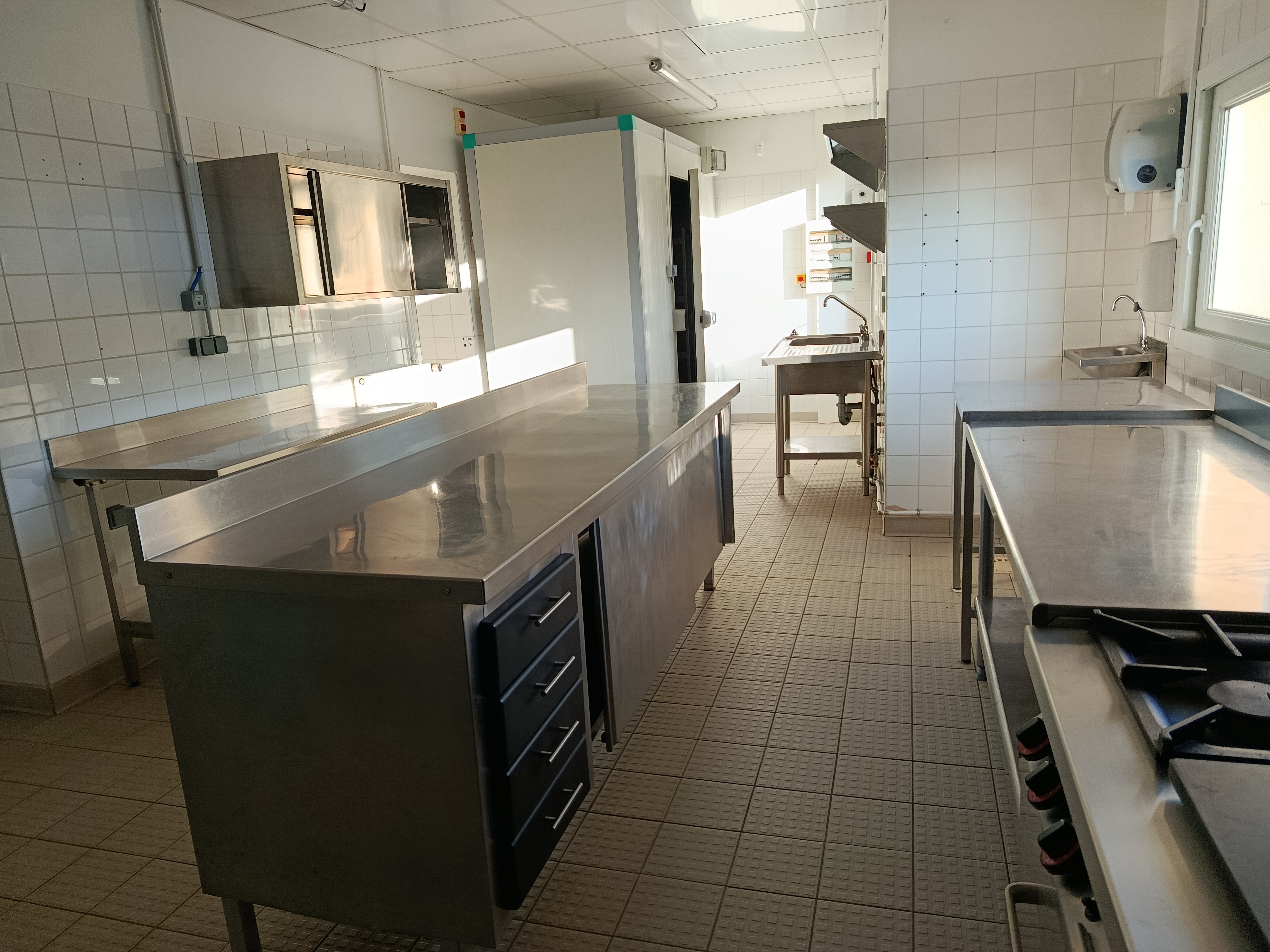 Dans un petit village du nord Mayenne de 140 habitants, à proximité du Belvédère des Avaloirs et de la voie verte, mise en location gérance d'un hôtel restaurant avec licence4, 3 chambres d'hôtel, 80 couverts, possibilité de location d'un appartement ou d'une maison mitoyenne avec cour fermée, rénovée récemment, conviendrait pour un couple, grande place pour stationner devant le restaurant.