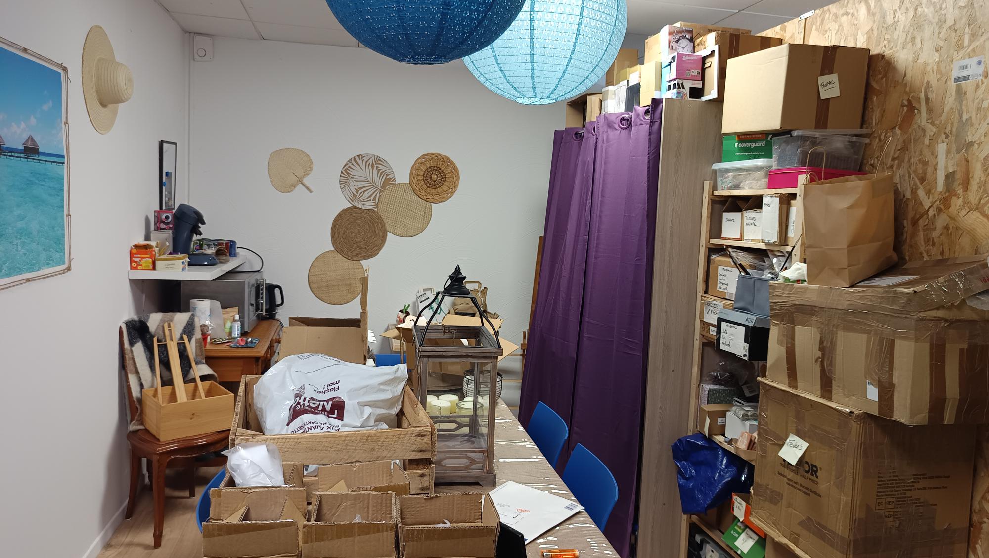Vous souhaitez reprendre un commerce clé en main, bénéficiant d’un emplacement attractif et d’un réel potentiel de développement ?

Découvrez cette boutique de décoration, objets cadeaux et univers de la maison et créations artisanales idéalement située au cœur de la zone d’activités de Carnoules ( ZAC du Collet ) dans un environnement commercial dynamique.

La zone bénéficie d’une belle fréquentation grâce à la présence de nombreuses enseignes et commerces complémentaires : Biocoop, Pizza Drive, opticien, tabac-presse, boulangerie, boucherie, fleuriste, caviste, friperie, restaurant, etc.

Un local agréable et immédiatement exploitable.

La boutique dispose d’une surface totale de 90 m², répartie comme suit :

66 m² d’espace de vente
24 m² de réserve
Toilettes
Local entièrement refait à neuf
Espace très lumineux, fonctionnel et accueillant

Le commerce est prêt à poursuivre son activité sans travaux à prévoir.

Prix du loyer mensuel : 1265€

En complément de l’activité actuelle, plusieurs pistes peuvent permettre de développer la fréquentation et le chiffre d’affaires :

Possibilité de maintenir ou développer une activité de relais colis (actuellement UPS)
Possibilité de partager une partie du local avec des créateurs, artisans ou activités complémentaires, afin de mutualiser l’espace, accroître la visibilité et créer une offre plus diversifiée
Potentiel de développement de nouvelles gammes de produits ou services autour de l’univers de la maison, du cadeau et de la création


Les atouts de cette opportunité :

- Emplacement stratégique en zone d’activités
- Excellente visibilité et accès facile
- Stationnement à proximité
- Local rénové, lumineux et immédiatement exploitable
- Clientèle existante et fidèle
- Environnement commercial dynamique
- Plusieurs possibilités de diversification et de développement

Une belle opportunité pour un commerçant, créateur, artisan ou porteur de projet souhaitant reprendre une activité existante et s’installer dans un secteur dynamique du Var.

Pour obtenir davantage d’informations ou organiser une visite, contactez moi.