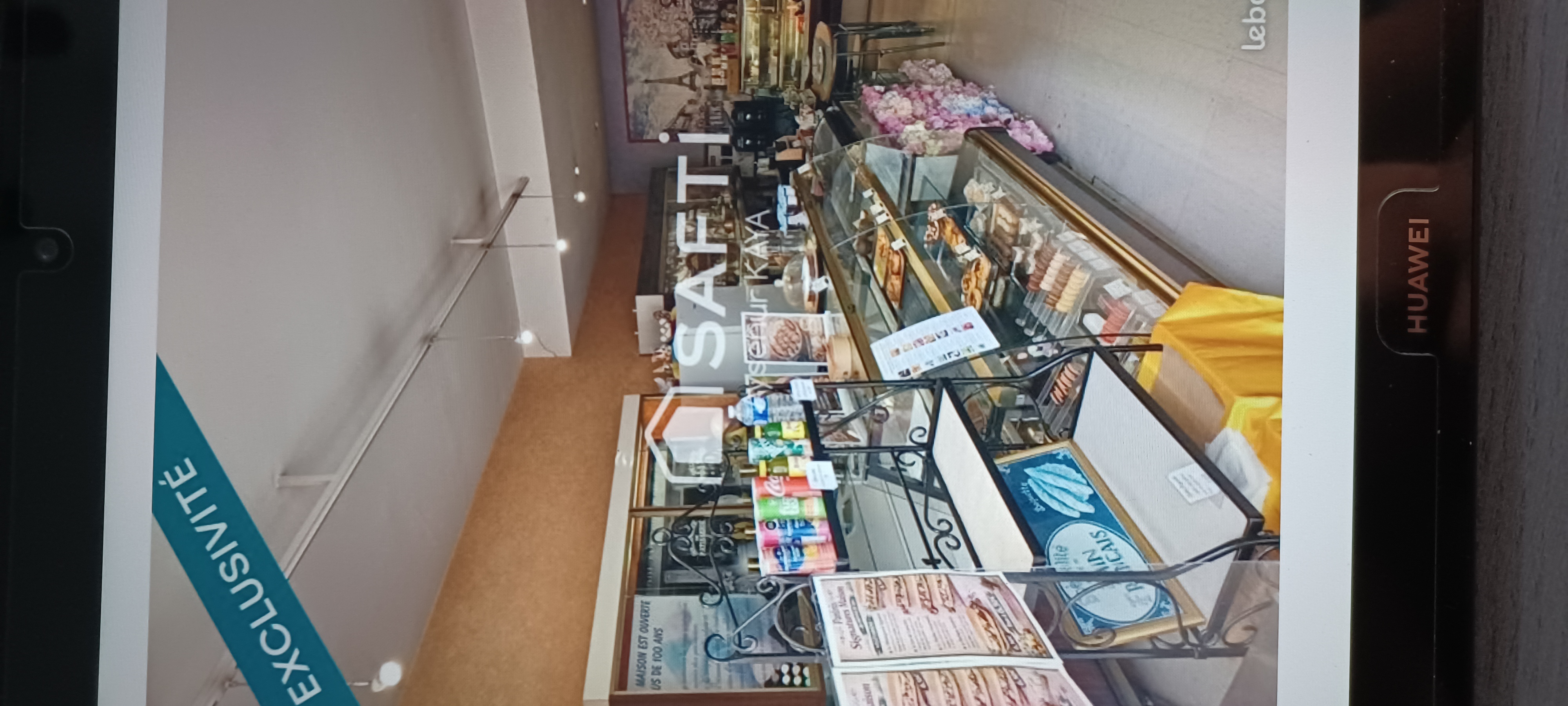 A vendre  Fond de Commerce et Murs Commerciaux d'une Pâtisserie,Chocolaterie,
Salon de thé proche parc et école à Saint-Claude(39200),jolie petite ville de 9000 habitants et très touristique et près de la frontière Suisse. Au rez de chaussée,le magasin qui est aux normes handicapés offre une surface de vente de 34 mètres carré environ avec une arrière boutique de 13 mètres carré,un joli salon de thé avec plusieurs places assises a été créer,le laboratoire avec espace réfrigéré fait 45 mètres carré et il y a au premier étage 58 mètres carré de dépendances.
Le Fond de commerce est vendu pour 25000 par mes locataires et nous cèdons les Murs Commerciaux pour 45000€ ce qui fait 70000€ pour la totalité sachant que nous faisions 150000€ de chiffre d'affaire en 2023.Très faible charge soit 77€ par mois car toute petite copropriété,pas de travaux à prévoir ,taxe foncière de 1449€ pour 2026.
Implanté depuis plusieurs générations,ce commerce bénéficie d'une notoriété ainsi qu'une clientèle fidèle,locale comme touristique,une très belle opportunité pour un repreneur ou pour toute personne souhaitant se lancer avec passion dans le domaine de la restauration et du salon de thé.