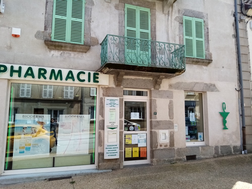 Une opportunité au cœur d’un village dynamique !

Située en plein centre-bourg de Bellegarde-en-Marche (23), cette pharmacie bénéficie d’un emplacement stratégique sur l’axe départemental RD 988 (Aubusson – Auzances). Au cœur d’une commune de 360 habitants et d’un bassin de vie de 1 700 habitants, elle est entourée de tous les services de proximité : épicerie, boulangerie, centre de santé, école, poste, et bien plus. Un cadre de vie paisible, verdoyant, et connecté grâce au déploiement de la fibre sur tout le territoire creusois.

Une activité pérenne et porteuse
Chiffre d’affaires 2025 : 868 000 €
Clientèle : Locale et fidèle, complétée par une clientèle de passage et la possibilité de reprendre la clientèle d’un EHPAD à proximité.
Horaires : Ouverture du lundi au vendredi (9h-12h30 et 14h-19h) et le samedi matin.
Garde : 1 semaine toutes les 8 semaines.
Équipe : 1 préparatrice en pharmacie déjà en place.
Matériel : Informatique renouvelé en 2023, borne de téléconsultation, certification ISO9001/QMS Pharma (2018).

La pharmacie est située à proximité immédiate d’un centre de santé (2 médecins, 1 infirmière Asalée, 1 kinésithérapeute) et d’un cabinet infirmier (3 professionnels), desservant 2 600 patients. La commune est classée en zone France Ruralités Revitalisation (FRR), offrant des avantages fiscaux attractifs :
Exonération totale de CFE pendant 5 ans, puis abattement dégressif sur 3 ans.

 Local fonctionnel et logement inclus :
Officine : 37 m² d’espace de vente, 27 m² de préparation, bureau, accès PMR, réserve en sous-sol.
Logement : Au 1er étage (pièce de vie avec cuisine, chambre, salle de bains, bureau), + 2ème étage pour stockage.
Extérieur : Cour arborée de 300 m² et grange avec local de livraison.
Loyer : 700 € TTC/mois (local professionnel + logement), avec possibilité d’achat des murs.
Prix du fonds : 180 000 € – Toute proposition sérieuse sera étudiée.

Pourquoi choisir Bellegarde-en-Marche ?
Cadre de vie : Paysages vallonnés, sentiers de randonnée, associations sportives et culturelles.
Atouts économiques : Exonérations fiscales, dynamisme local, et accompagnement par la Communauté de communes Marche et Combraille et Est Creuse Développement.
Projet humain : Rejoignez une communauté soudée et profitez d’une qualité de vie exceptionnelle, entre nature et convivialité.

Pour plus d’informations, contactez :
Marie-Thérèse Jacques-Dumas (Cédante) : 05.55.67.65.08 – pharmaciedumas23190@perso.alliadis.net
Prescilla Nogrette (Service Économie) : 05.55.67.04.99 – progrette@marchetcombraille.fr
Sandrine Ledieu (Est Creuse Développement) : 06.44.01.56.29 – s.ledieu@estcreuse.fr

Une opportunité clé en main pour un pharmacien souhaitant s’installer dans un territoire accueillant et porteur !