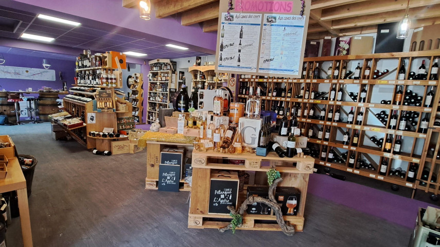 Cause retraite vendons cave : 

A Avermes, touchant Moulins (ville d'art et d'histoire et préfecture de l'Allier).
Fonds de commerce spécialisé en  vins fins, spiritueux et épicerie fine, produits du terroir, cadeaux entreprises...

Affaire créée et gérée depuis 1994 par un couple de sommeliers professionnels. Belle notoriété. Clientèle fidèle ( particuliers  principalement, restaurants, collectivités, associations). 
Page facebook avec 660 followers.

Après 24 ans dans le centre ville nous avons décidé de nous installer à Avermes, dans des locaux entièrement rénovés, climatisés, et adaptés à l'activité : 115 m² de surface de vente, 80 m² de stockage, bureau.
Stationnement confortable pour les clients (parking dédié).
Quai de chargement à l'arrière pour les marchandises.

Il reste des opportunités de développement avec notamment : réseaux sociaux, snacking, démarchage, etc.

Nous nous ferons une joie de vous accompagner afin que cette belle aventure se poursuive...