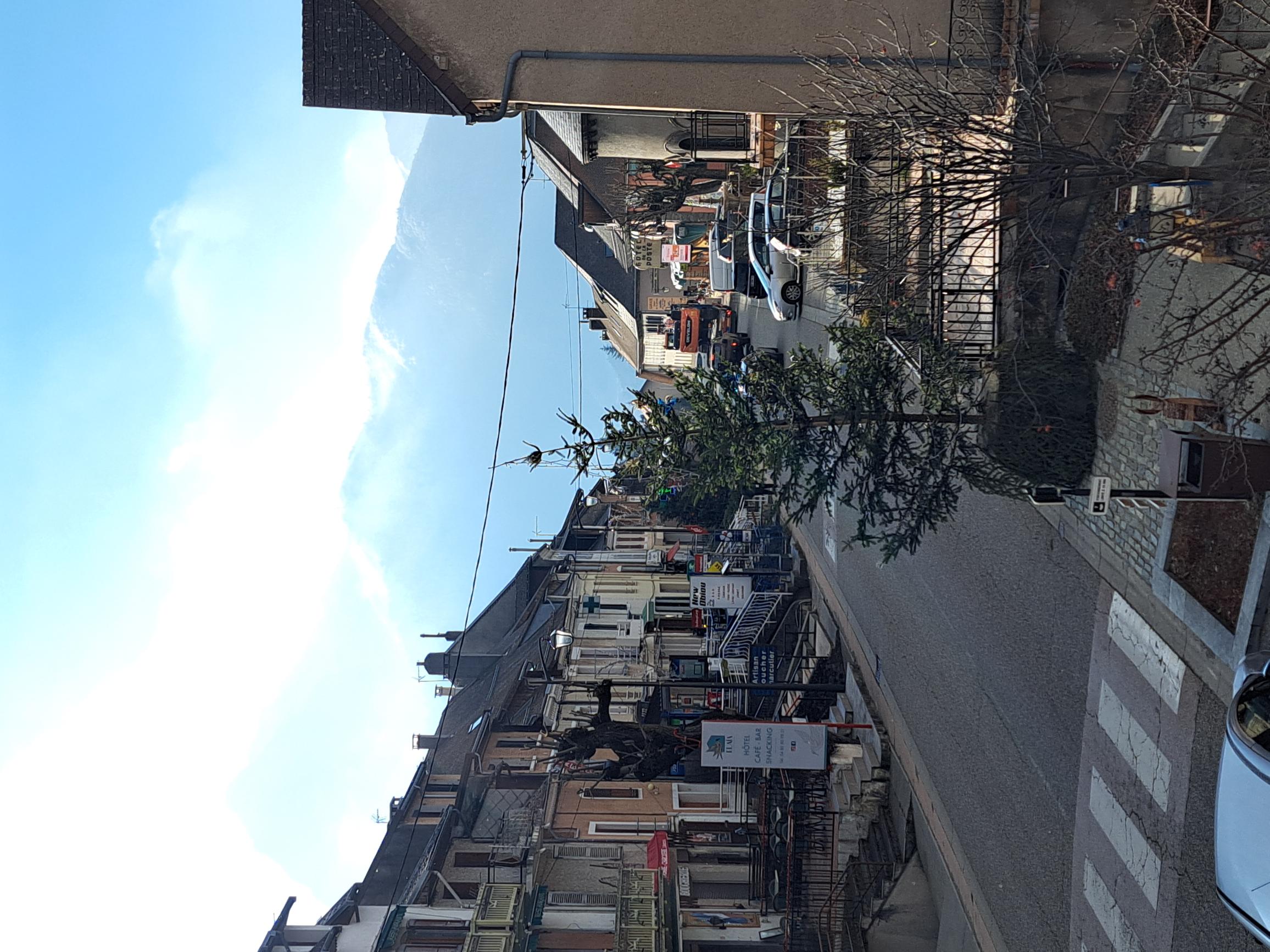 15 000€ le pas de porte ou 179 000€ pour les murs de cette boulangerie venant juste de cesser son activité, c'est ce que nous proposons à toute personne souhaitant trouver un juste équilibre entre qualité de vie et activité professionnelle. idealement située au coeur du village de Corps en bordure de la Route Napoléon avec parking a proximité et un vaste logement T5 au dessus. Le fournil est en partie équipée, le rachat de quelques éléments sera à prévoir. La commune est dotée d'une maison médicale avec 2 médecins, 2 kinés, 2 inirmières, une pharmace, une boucherie, une épicerie, un salon de coiffure, staion service, garagiste, une école maternelle et primaire, un ramassage scolaire pour le collège et le lycée,un village vacance conséquent. 
Le premier boulanger ce situé à 15km, la demande locale est importante et l'activité touristique aussi, de quoi réaliser un investissement sûr et rentable pour qui voudra s'en donner la peine.
pour plus d'information merci de vous rapprocher de notre conseiller en charge de cette affaire Monsieur Franck Tissot au zéro six vingt deux zéro quatre vingt neuf cinquante sept.