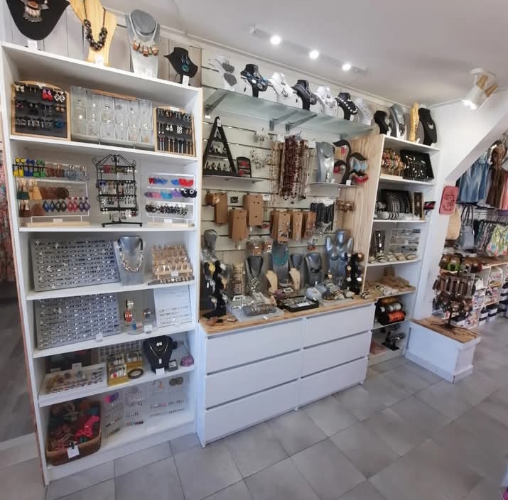 A cause d'un soucis de santé je dois me séparer de ma boutique de bijoux fantaisie, pierres, accessoires de mode, prêt à porter, senteurs.
45 M2 environ+ un bel espace extérieur avec store.
Entièrement refaite en 2024.
Bail commercial loyer 650€ nets de TVA.
Climatisation réversible. 
Faibles charges de fonctionnement 
Emplacement de premier plan au coeur d un bourg très dynamique. Littoral landais. Foncionne à l année avec une forte saisonnalité de mai à octobre.
Prête a travailler avec stock compensé de
Fond de commerce dab  et matériel 15000€
Stock 20000€ (à affiner sur inventaire et sélection de produits)
Accompagnement assuré .