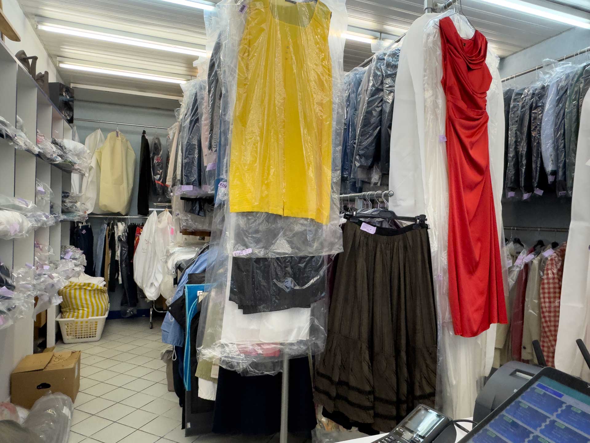 A saisir ! Jolie affaire de pressing située en plein centre-ville, bénéficiant d’une excellente notoriété locale. Exploitée depuis plusieurs décennies, cette structure dispose d’une clientèle fidèle et régulière.

Très bon chiffre d’affaires
Deux employés à temps plein Expérimentés
Matériel bien entretenu – local fonctionnel et agréable
Bail commercial en cours - local loué, pas de de vente des murs
Emplacement stratégique avec fort passage et stationnement à proximité

Vous songez à changer de vie ?
Marre du salariat ? En réflexion sur une reconversion professionnelle ? 

Cette affaire est idéale pour se lancer dans une activité de proximité, stable, et à forte dimension humaine.

Accompagnement possible à la reprise
Reprise clés en main possible

Premier contact par téléphone ou email obligatoire pour échange préalable.
Aucune information sensible ne sera transmise sans discussion préalable.