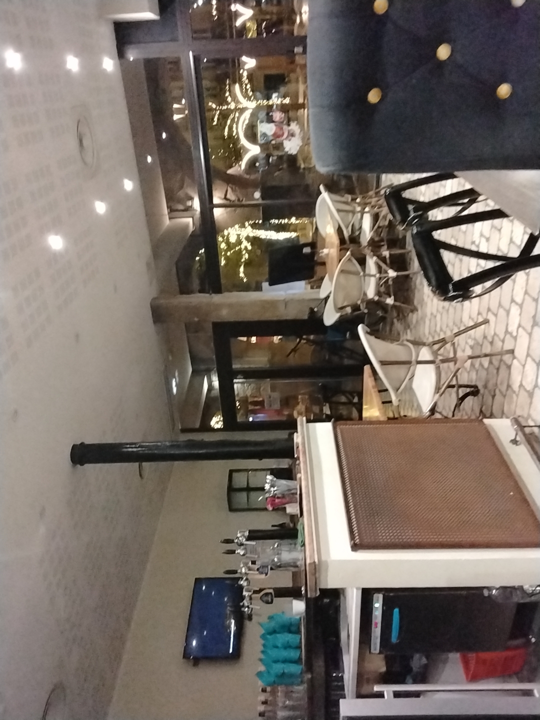 Brasserie a vendre situe sur place centrale
Bon emplassement 
Prix a debattre ...licence 4  
A saisir depart pour cause de retraite (70ans)