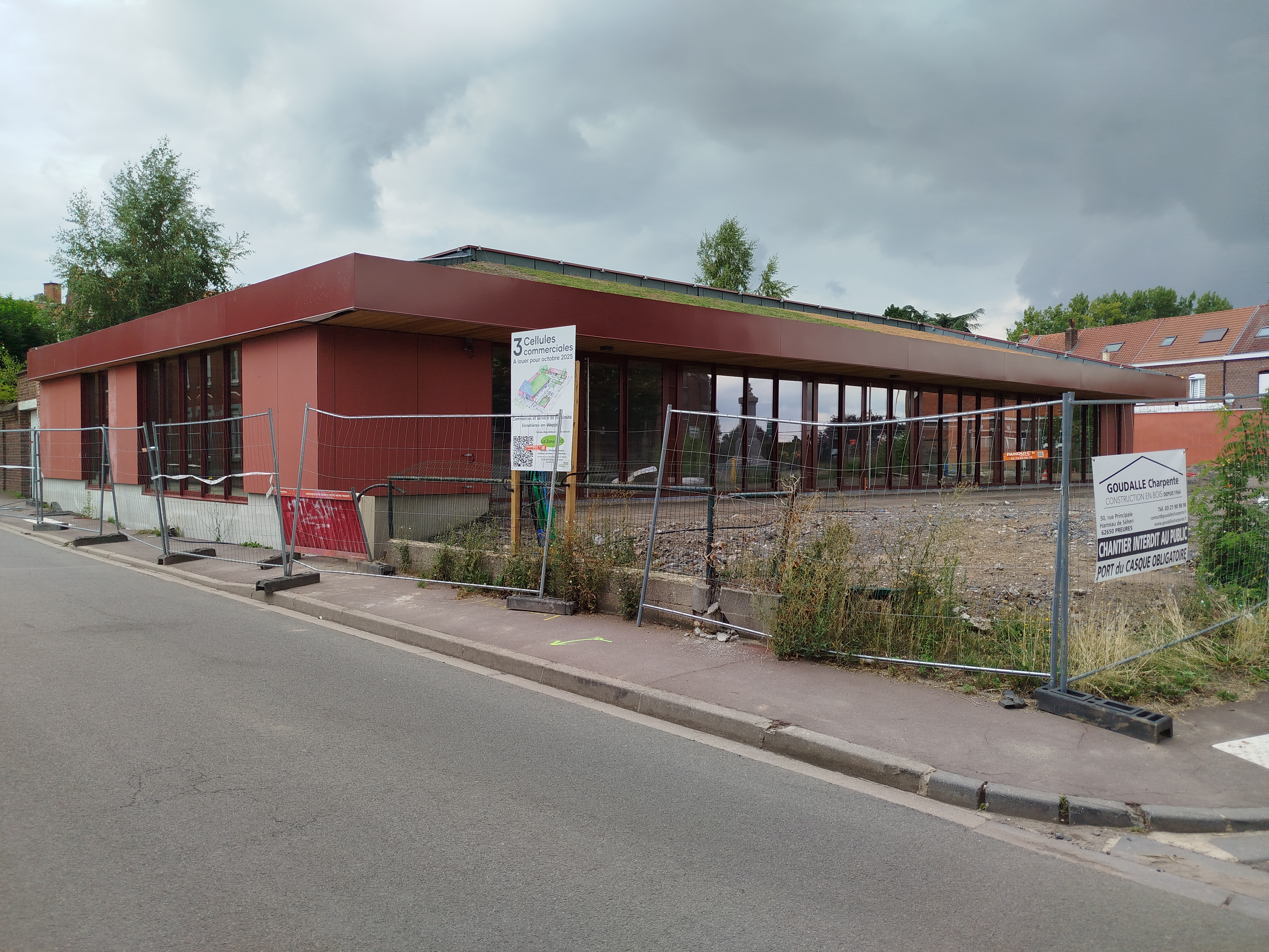 Cellules entre 90m2 et 145m2
Restauration possible
Loyer 60€ HT /m² / an

La commune d'Ennetières-en-Weppes propose à la location 3 cellules commerciales dans un nouvel ensemble commercial situé en plein cœur du village. La commune est située dans les Weppes, un territoire attractif et dynamique à l'Ouest de la métropole lilloise, qui allie cadre naturel et proximité des différentes commodités urbaines.

L'ensemble commercial se démarque par sa qualité architecturale avec ses toitures végétalisées et équipées de panneaux photovoltaïques. Un accès piéton avec une rampe PMR, ainsi que 12 places de stationnement assurent une accessibilité optimale pour ces 3 cellules.

Conditions
Adresse : angle des rues du Bourg et du Patronage - Ennetières-en-Weppes
Surfaces :
surface totale de l'ensemble commercial : 341 m²
surfaces des cellules : 106 m², 90 m² et 145 m² (modulable à la marge)
La plus grande cellule pourra bénéficier d'une terrasse extérieure
Loyer : 60€ HT /m² / an
Franchise accordée pendant la durée de l'installation, dans la limite de 3 mois.

Locaux disponibles à partir d'octobre/novembre 2025

L'appel à candidature donne la priorité aux commerces de bouche et services à la personne (primeur, épicerie, caviste, traiteur, boucherie, boulangerie, restauration traditionnelle, fleuriste, mercerie, coiffure, etc.)

Date limite de dépôt des dossiers : 15/09/2025

Plus de détails sur le projet sur le lien suivant : 
https://ennetieres-en-weppes.com/2024/12/17/appel-a-candidature-de-3-cellules-commerciales/

Aide(s) possible(s)
Accompagnement possible de la CCI et de la CMA dans les différentes étapes de constitution des dossiers.

Une aide à l’investissement immobilier et/ou productif est mobilisable sous conditions auprès de la Métropole Européenne de Lille.