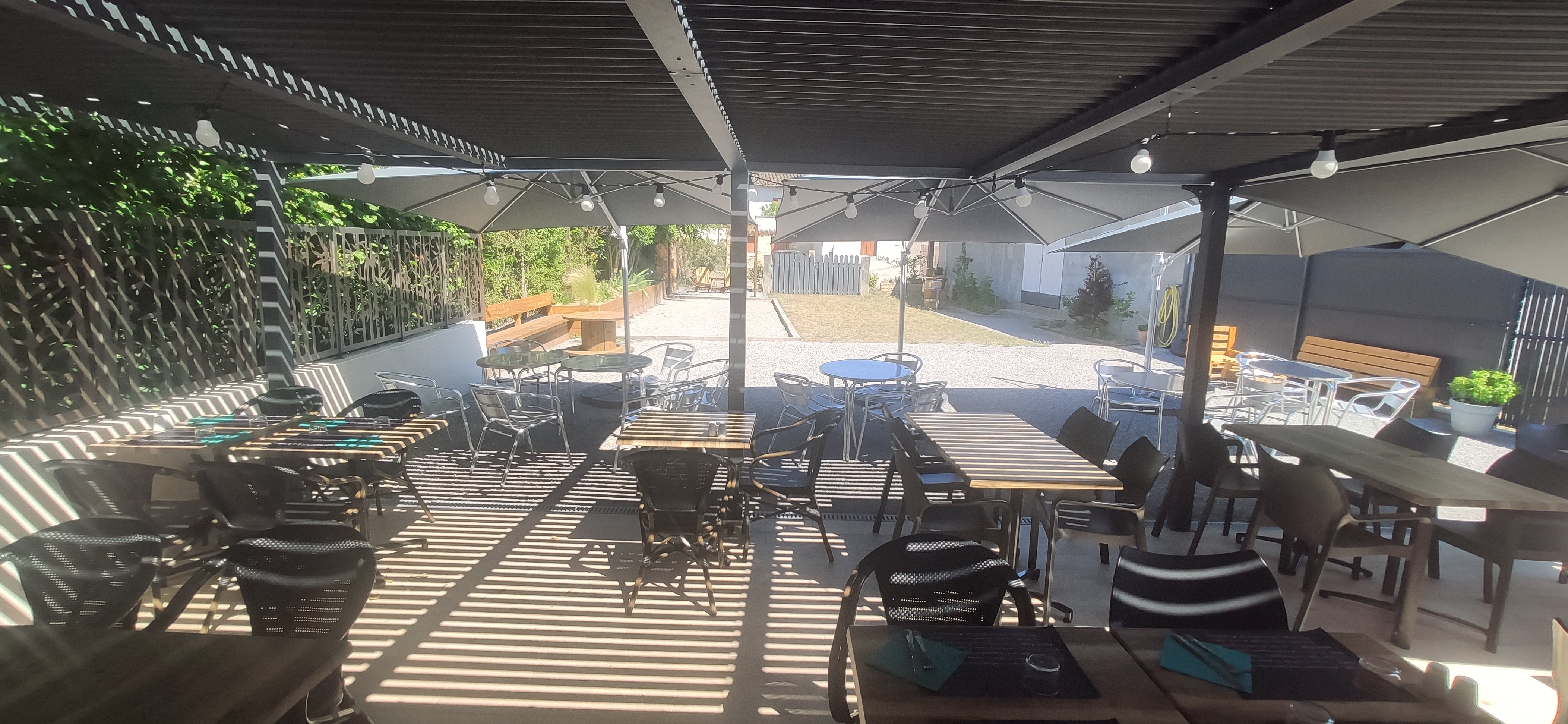 À vendre fonds de commerce bar restaurant à Gabarret, village situé dans les Landes avec 1280 habitants (1 école, 2 collèges, 1 lycée,..).
Idéal pour un changement de vie en habitant sur place dans un environnement sécuritaire, préservé et authentique.
Situé à quelques kilomètres du Lot-et-Garonne, de la Gironde et du Gers avec une station thermale à seulement 8 kilomètres.
Affaire clé en main, prête à travailler. 
Entièrement rénové en 2021, pas de travaux à prévoir. 

Le bar restaurant :
- 80 m², salle de restauration 
- 50 m², cuisine professionnelle, WC PMR, stockages,... 
- terrasse à l'avant donnant sur une rue principale
- grande terrasse à l'arrière dans une cour de 490 m² avec jardin paysagé
- dépendance de 30 m² avec chambre froide. 

Logement de 100 m² à l'étage avec entrée indépendante, composé d'une entrée, d'un séjour double avec balcon, une cuisine ouverte aménagée et équipée, de 2 chambres (avec possibilité de faire une 3ème chambre), d'une buanderie, d'une salle d'eau et d'un wc.

Ouverture toute l'année avec une clientèle locale et associative + entreprises +  tourisme + clientèle de la station thermale.

Dispositions commerciales :
Vente du bâtiment et du fonds de commerce. 
Bâtiment : 199 500€ (hors frais de notaire ou d'agence)
Licence IV 18000€ TTC (hors frais de notaire).
Fonds de commerce : 51 000€ TTC (hors stock et frais de notaire).
Pour plus de renseignements (chiffres d'affaires), photos supplémentaires,... nous contacter.