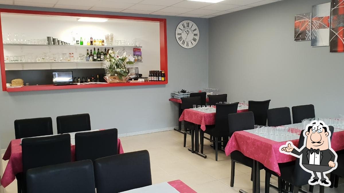 Unique restaurant du village et des villages alentours : salle de 25 couverts, Cuisine & salle équipée, de plain-pied face à la Mairie avec parking. Commerce propriété de la mairie en cours de rénovation. Contact : Mairie de Machault
Profil des repreneurs : idéal pour un couple. Cuisinier (F/H) qualifié. Proposer une offre variée de produits locaux et de plats à emporter. Service traiteur recherché sur le secteur.
Machault est une commune dynamique de plus de 500 habitants : un pôle scolaire, un périscolaire, une maison de santé avec une propharmacie, une boulangerie-pâtisserie, un garage, un relais-poste, un salon de coiffure, un notaire, taxi, … La ligne directe de bus Vouziers-Machault-Reims.