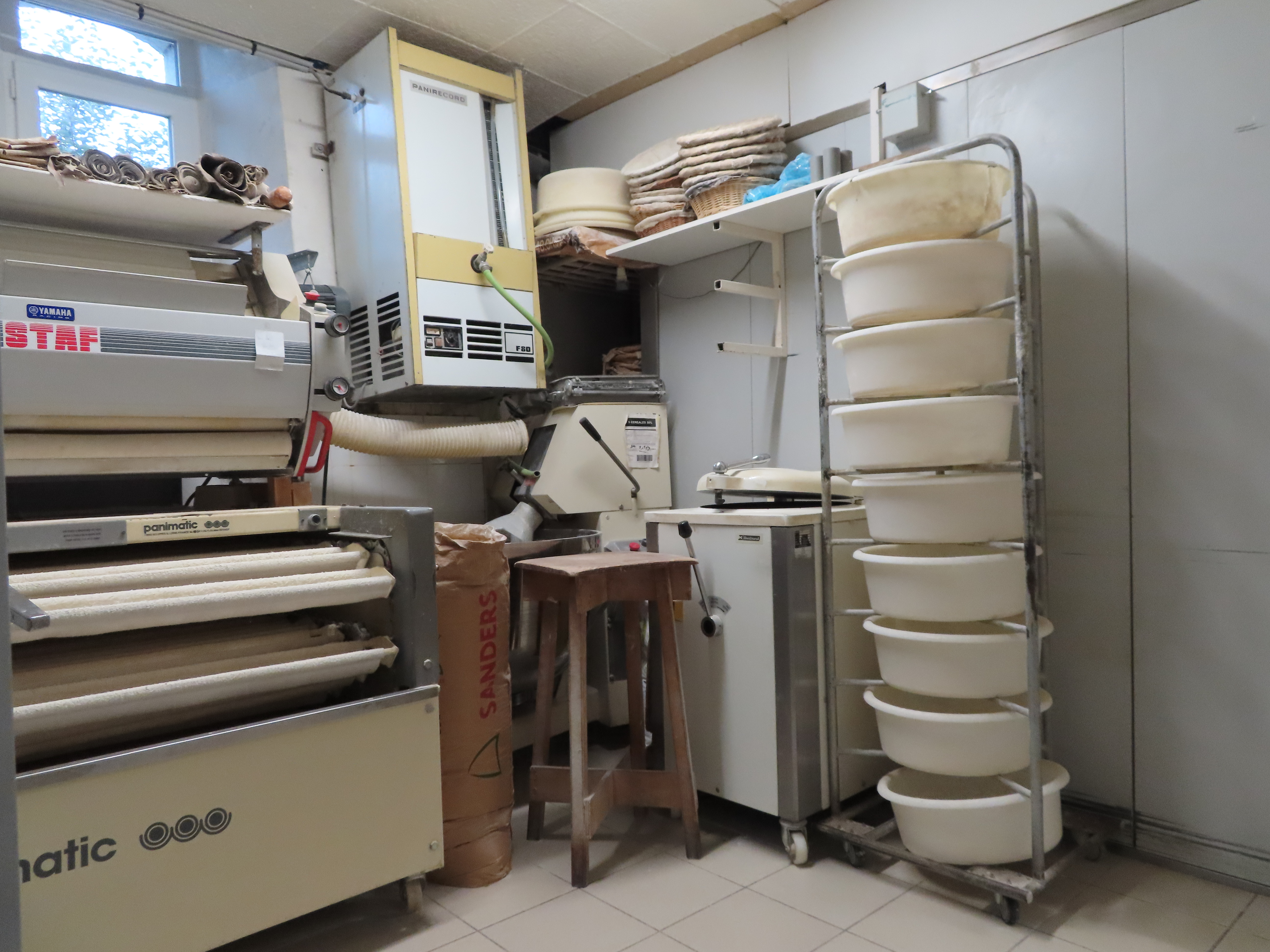 A céder, boulangerie, pâtisserie, implantée au cœur d’un village Étape de l’autoroute A75 reliant Clermont-Ferrand à Montpellier, située sur le sentier de Saint Jacques de Compostelle.
 
Magasin climatisé de 20 m², fournil et laboratoire de pâtisserie de 65 m². Matériel opérationnel. Réalisation de trois tournées par semaine. Clientèle composée de particuliers, pèlerins, entreprises et secteur public.
Absence de salariés. Possibilité d’accompagnement à la reprise par les cédants.
Possibilité de loger sur place.
 
Idéal pour un couple dont l’un des deux dispose de compétences en boulangerie – pâtisserie.