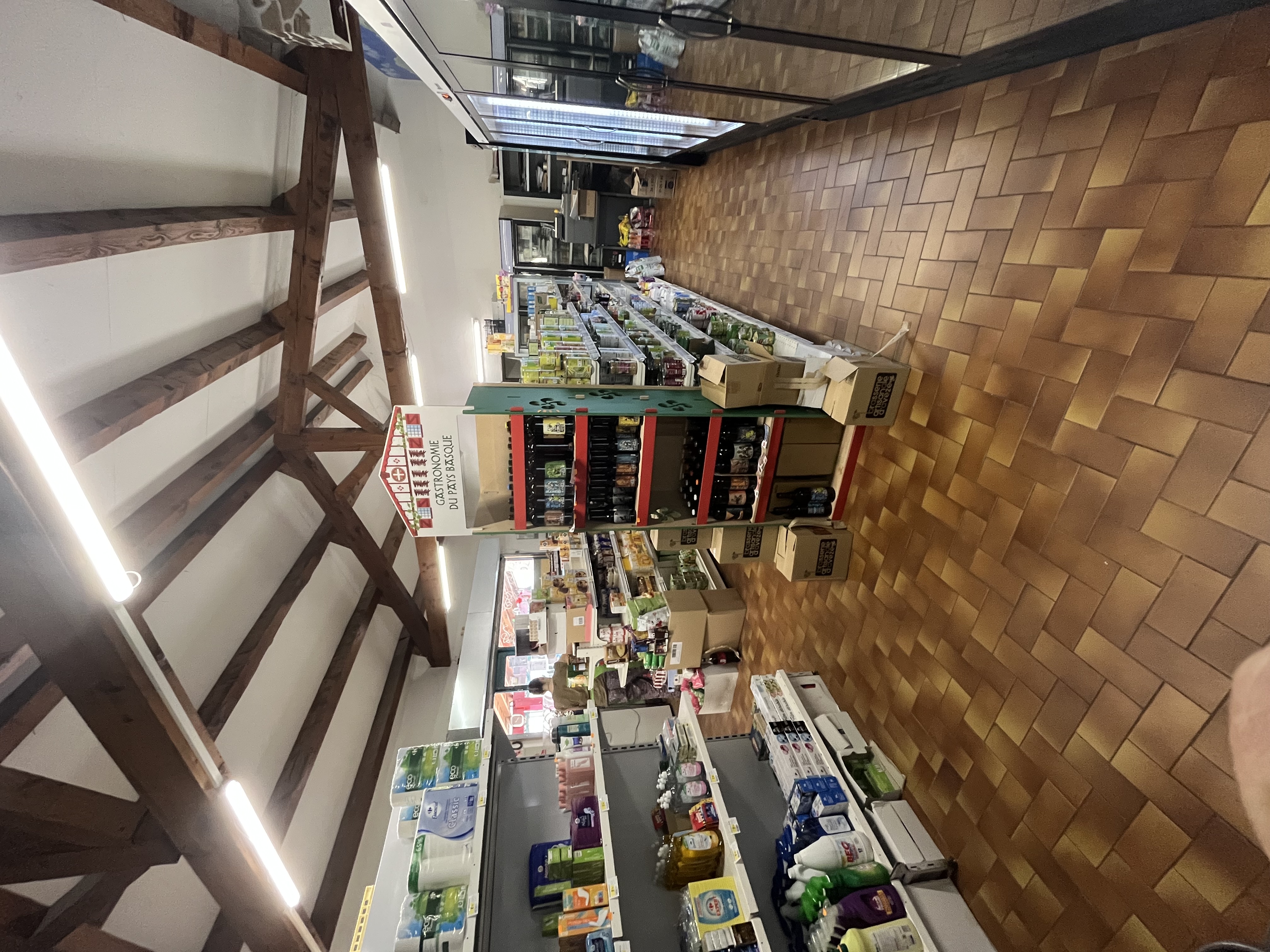 Vends épicerie multiservices dans un village très charmant et une vue exceptionnels épicerie possède un petit coin légumes fruits ainsi qu’une partie boucherie Fromages Nous proposons le pain des viennoiseries et des petits gâteaux. Nous proposons aussi des bouteilles de gaz et nous avons une magnifique cuisine, nous préparons des plats à emporter le midi ou le soir. et nous sommes aussi un relais. Postal. nous avons repris ce Commerce, il y a 10 ans avec ma femme et mes quatre enfants, je m’en sépare car j’ai des problèmes de santé assez compliqué. Ce commerce est vraiment idéal pour un couple.