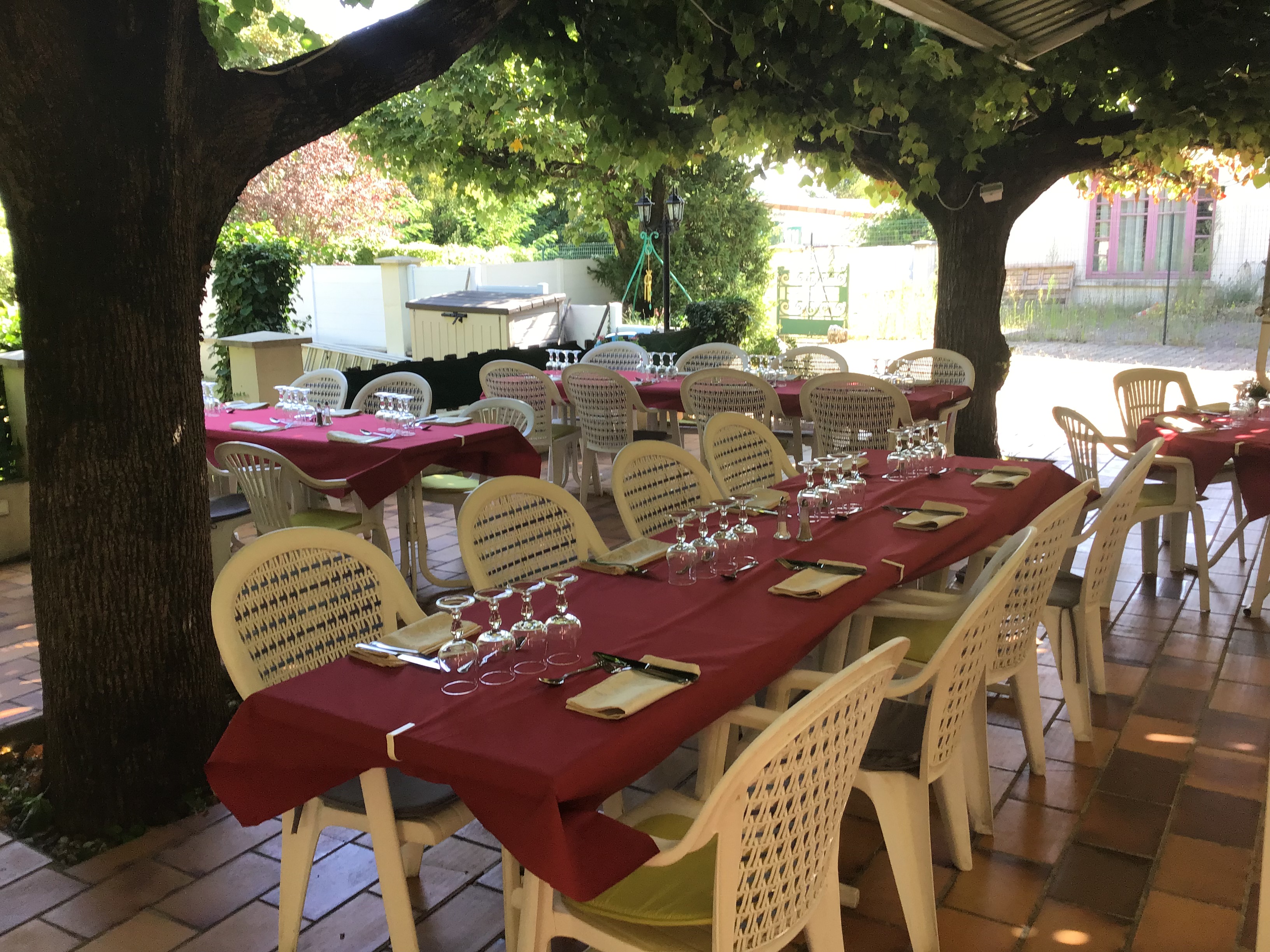 Saisissez l'opportunité d'acquérir un Hôtel Restaurant prêt à l'emploi, idéalement situé au coeur de la Drome, entre N7 et D89, sur axe routier Drome-Ardèche très fréquenté. A proximité de la gare d'un commune de 10000 âmes, d'une zone commerciale et de la zone industrielle et artisanale Confluence.
Notre établissement jouit d'une clientèle fidèle, composée de voyageurs d'affaires, de touristes et d'une clientèle locale pour la restauration :
Association, Familiale, Vrp, Club sportif, Cyclotouriste (Via Rhona à proximité)
Partenariat avec des agences de voyages
Clientèle particulière pour la Vente à Emporter et partenariat avec une Entreprise pharmaceutique

Précision sur le bâtiment :
4 chambres entièrement équipées dont 2 familiales 4 personnes
2 Chambres réservées exploitant
2 salles de restaurant de 60 Couverts et 30 Couverts
1 Salle Séminaire de 15/20 Personnes
2 terrasses ombragées 40 Couverts et 20 Couverts
1 bar avec Licence IV 
1 Cave à Vin
Parking Privé 7 places
Equipée d'une Cuisine professionnelle complète fonctionnelle
Pas de personnel à reprendre - Etablissement géré par les exploitants.
Cette annonce s'adresse à des professionnels de l'hotellerie et de la restauration ayant une capacité de financement avérée.
Vends Murs + Fonds indissociable pour raison Retraite + Santé 

Pour plus de renseignement nous restons disponible.