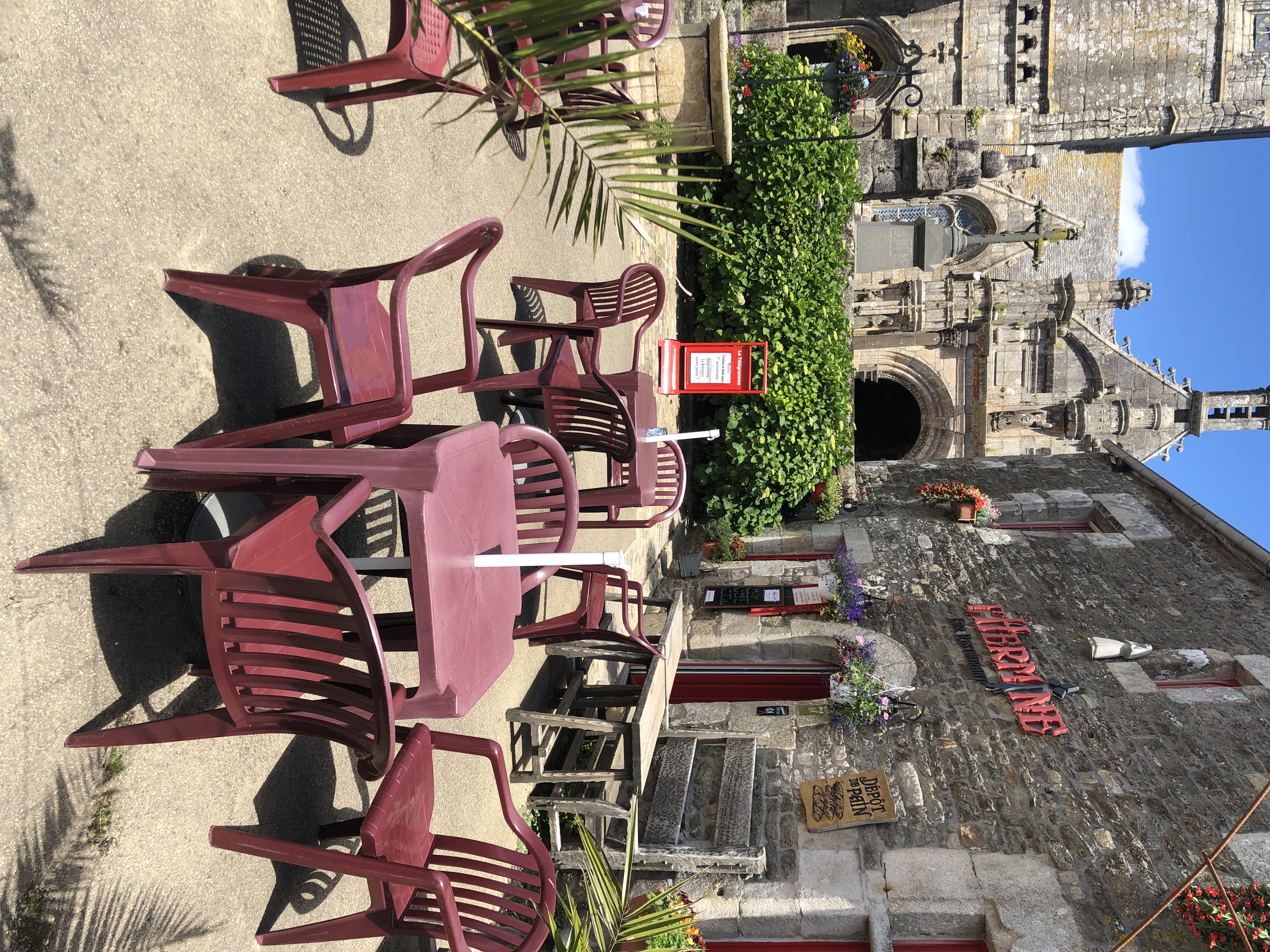 Pour départ à la retraite.
Dans un joli petit village de Bretagne, sur route départementale 30.
A 20 mn des plages du Nord Finistère(Plouescat, Cléder) et à 30 mn de Roscoff  ou BREST, une spectaculaire bâtisse datant de 16èmè siècle entièrement rénovée avec soins et  respectant l'architecture historique, elle est accolée à l'enclos paroissial.
Ce bar restaurant  recevant jusqu'à 90 couverts en deux salles hors saison, sera vous charmer. Un potentiel extraordinaire et un boulevard de possibilités
De grands parkings pour vous accueillir.
En été, le circuit des enclos paroissiaux apporte une clientèle touristique et la terrasse de 40 couverts orientée  plein sud, vous garantissent une source de revenus non négligeable.
Ouvert du lundi au samedi midi fermé tous les soirs
5 semaines de congés
Appartement neuf de 3 chambres idéal pour une famille.
Affaire saine et rare. Petit loyer
A visiter absolument !!!