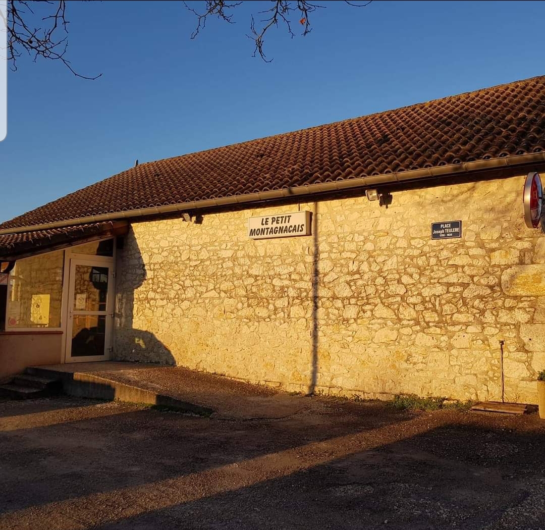 Commerce dans une commune rurale de 680 habitants. La commune dispose de : 
* Une école maternelle 
* Une crèche 
* Un cabinet médical 
* Un bureau de poste
* La commune compte 9 associations 
* 6 gîtes,  chambres d'hôtes 
A vendre fond de commerce, multi services : bar , snacking , alimentation,  dépôt de pains , journaux et vente de gaz.
Ce dernier dénommé " Le petit montagnacais " avec licence 4ème catégorie,  propriété de la commune.
L'objectif étant de conserver dans le milieu rural une activité commerciale de proximité.