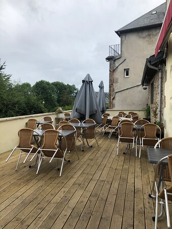 Au coeur du Parc Naturel Régional de Milevaches en Limousin,
à 1h de Limoges, le restaurant-bar la Feuillade est à reprendre.
Véritable lieu de vie dans le centre-bourg, de nombreux clients
s'y cotoient. Du fait de sa proximité avec le lac de Vassivière,
l’établissement peut compter en plus de sa clientèle habituelle,
d'un flux touristique à la belle saison (pouvant aller à 100 couverts
l'été).
Ce commerce de proximité propose une restauration de type
ouvrière et bistronomique en période estivale et accueille de façon
régulière des repas de groupes, du lundi au samedi. Potentiel de
développement avec activités complémentaires (FDJ, traiteur)
Cuisine équipée 
Salle de restaurant de 50 couverts
Une terrasse agréable à l'arrière du bâtiment permettant de doubler la capacité d'accueil 
Pas d'investissement à prévoir
Les Gros +
Grand Logement à l’étage 
La commune de Faux La Montagne se situe en FRR (France ruralité revitalisation) ouvrant droit à un régime spécial d’exonérations fiscales.
Loyer: local+appt: 500€
