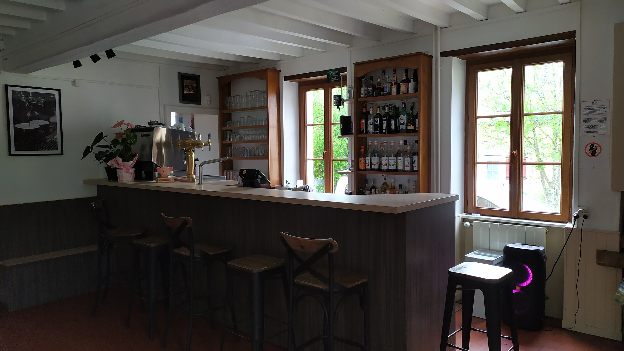 Vous êtes un(e) professionnel(le) passionné(e) ?
Vous recherchez un cadre de vie de qualité ?
Vous souhaitez reprendre un commerce rural ?
 
Devenez gérant(e) du café-restaurant du hameau de Grandry, dans le village de Dun-sur-Grandry (58), sur les contreforts du Morvan !
 
DESCRIPTION DE L'ETABLISSEMENT
La municipalité de Dun-sur-Grandry propose une location gérance (avec licence IV) pour l'unique café-restaurant du village, libre de suite.
Situé non loin de l'axe majeur Château-Chinon - Nevers et de la route qui mène au lac de Pannecière, le café-restaurant est dans une zone sans concurrence. Situé également à proximité immédiate d'une ferme maraichère et de l'arrivée du vélorail, la café-restaurant offre de nombreuses perspectives de développement.
La clientèle de l'établissement est essentiellement locale (professionnels surtout le midi et habitants) et augmente considérablement à la saison estivale avec les nombreux vacanciers et résidents secondaires qui passent leurs vacances et week-ends dans le secteur.
Les soirées du week-end attirent également un public jeune, qui n'hésite pas à faire des kilomètres pour profiter d'un bon moment.  
Vous bénéficierez du contact avec les habitants attachés à leur unique commerce et au cadre de vie qu'offre le territoire.
 
DESCRIPTION DES MURS
1 salle de bar
1 salle annexe
Possibilité d'installer une terrasse extérieure
1 cuisine avec quelques équipements (saladette, frigos, frigos bar, hotte professionnelle, piano de cuisson, tables inox)
WC
Cave en sous-sol
Habitation à l'étage avec accès mitoyen au restaurant, avec 2 chambres, 1 séjour, 1 salle de bain et WC
Rénovations récentes (menuiseries en 2018 et 2021)
Chauffage central au fioul
Assainissement non collectif aux normes, avec bac à graisses
 
VISITE OBLIGATOIRE
 
QUALITES RECHERCHEES
Professionnels de la restauration
Profils expérimentés dans le commerce
Attachement au cadre de vie en milieu rural
 
CONDITIONS COMMERCIALES
Loyer mensuel : 550 € logement + restaurant
Les charges d'entretien de chauffage et d'assainissement sont incluses. Les autres charges sont à la charge du locataire.
 
LOCALISATION
Dun-sur-Grandry (148 habitants) est située dans le Parc Naturel Régional du Morvan, massif granitique bourguignon. La commune comprend deux villages : Dun, sur la hauteur et Grandry, dans la vallée, près d’un ruisseau (le Veynon) d’où lui vient son nom. A l’époque gallo-romaine, deux voies se croisent sur ce territoire. Vestiges de cette époque : des monnaies, des fondations, des débris d’aqueduc en bois.
Le manoir féodal de Grandry, aujourd’hui disparu aurait été bâti sur l’emplacement d’une villa gallo-romaine.

La paroisse, créée au XIIème siècle, était la collation de l’abbesse de Notre-Dame-de-Nevers.

En 1875, une réplique de la Vierge de Lourdes est édifiée dans le village.

Victor Gautron du Coudray, illustre savant, écrivain et peintre du Nivernais (1868-1957) a vécu de 1893 à 1901 au Château de Grandry, lieu dit Les Huttes. Il a découvert un filon aurifère sur le territoire de la commune, dans le bois de Grandry, sur lequel il a fait des recherches jusqu’en 1930.

 
DANS LE VILLAGE
    Ecole maternelle
    Associations diverses
    Café-restaurant
 

A PROXIMITE : dans un rayon de 15 minutes, Château-Chinon, Moulins-Engilbert, Châtillon-en-Bazois
    Professionnels de santé, pharmacies
    Campings, gîtes, meublés de tourisme     
    Restaurants
    Commerces
    Marchés
    Services (bureaux de poste, taxis, artisans, offices de tourisme, maisons France Services, ...)
    Artistes
    Associations
    Ecoles, collèges, lycée, centres sociaux
    Equipements culturels et sportifs (musées, cinéma, médiathèques, piscines, aires de jeux, ...)
 
Découvrez plus d'informations sur le territoire en visitant les sites internet de la Communauté de Communes Bazois Loire Morvan et de l'office de tourisme Rives du Morvan :
https://www.bazoisloiremorvan.fr/
https://www.rivesdumorvan.fr/
 
CONTACT 
Mairie de Dun-sur-Grandry
mairie-dun-sur-grandry@orange.fr
+33386844355
Horaires : mardi matin et jeudi toute la journée