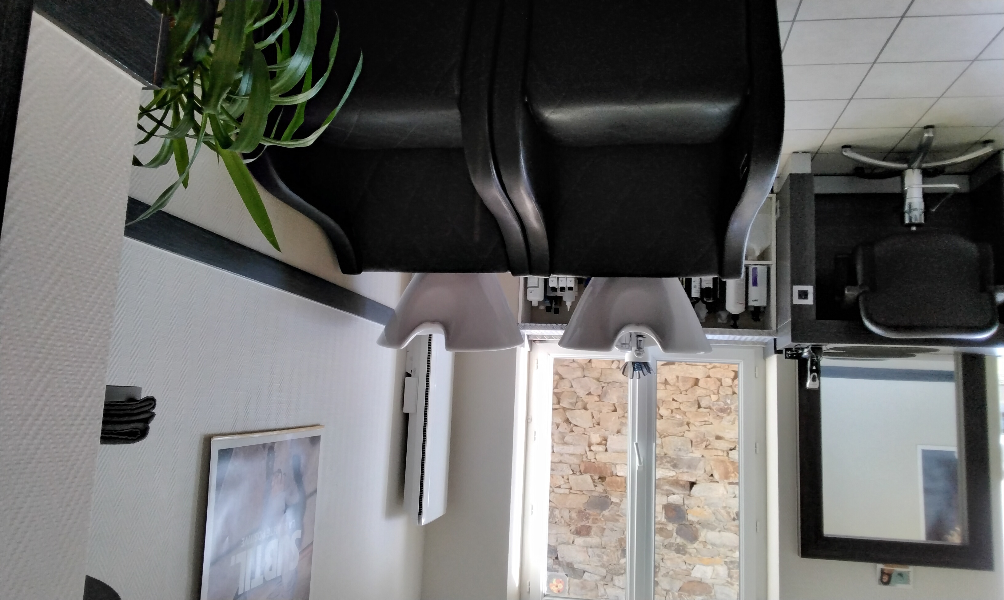 À vendre salon de coiffure en Bretagne dans le Morbihan créé depuis 25 ans dans une commune de 1900 habitants sans concurrence.