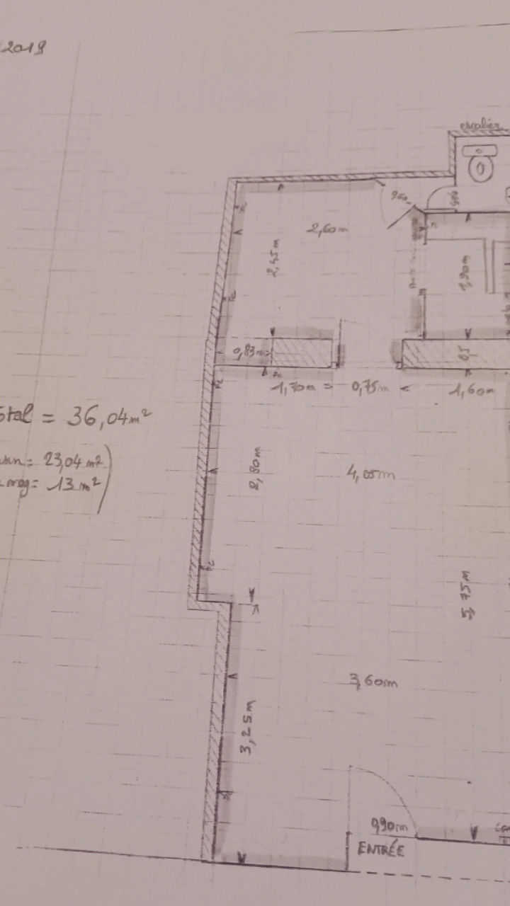 Fond de commerce d'un salon de thé - petite restauration, ouvert en 2019 à Aubigny sur Nère (Cher 18).

Local situé dans la rue principale et commerçante du centre ville qui mène au chateau.
Places de parkings gratuites dans la rue ainsi que dans tout le centre ville.

Village de 5.500 habitants, connu pour ses Fêtes Écossaises, sa grande brocante, son passé historique et ses maisons à colombages.
Label 4 fleurs, cité de caractère et touristique, marché hebdomadaire très attractif élu meilleur du Centre Val de Loire.

Capacité d'accueil intérieur
20 couverts + terrasse d'une 10ène place.

Petite cuisine, toilette, courette privée avec dépendance.

Loyer 571€/mois. 

Fermeture dimanche-lundi et
5 semaines/an.

Développement du C.A : 
Ouverture le soir, autre activitée.

Bail tout commerce.

Raison de la cession: autre projet.