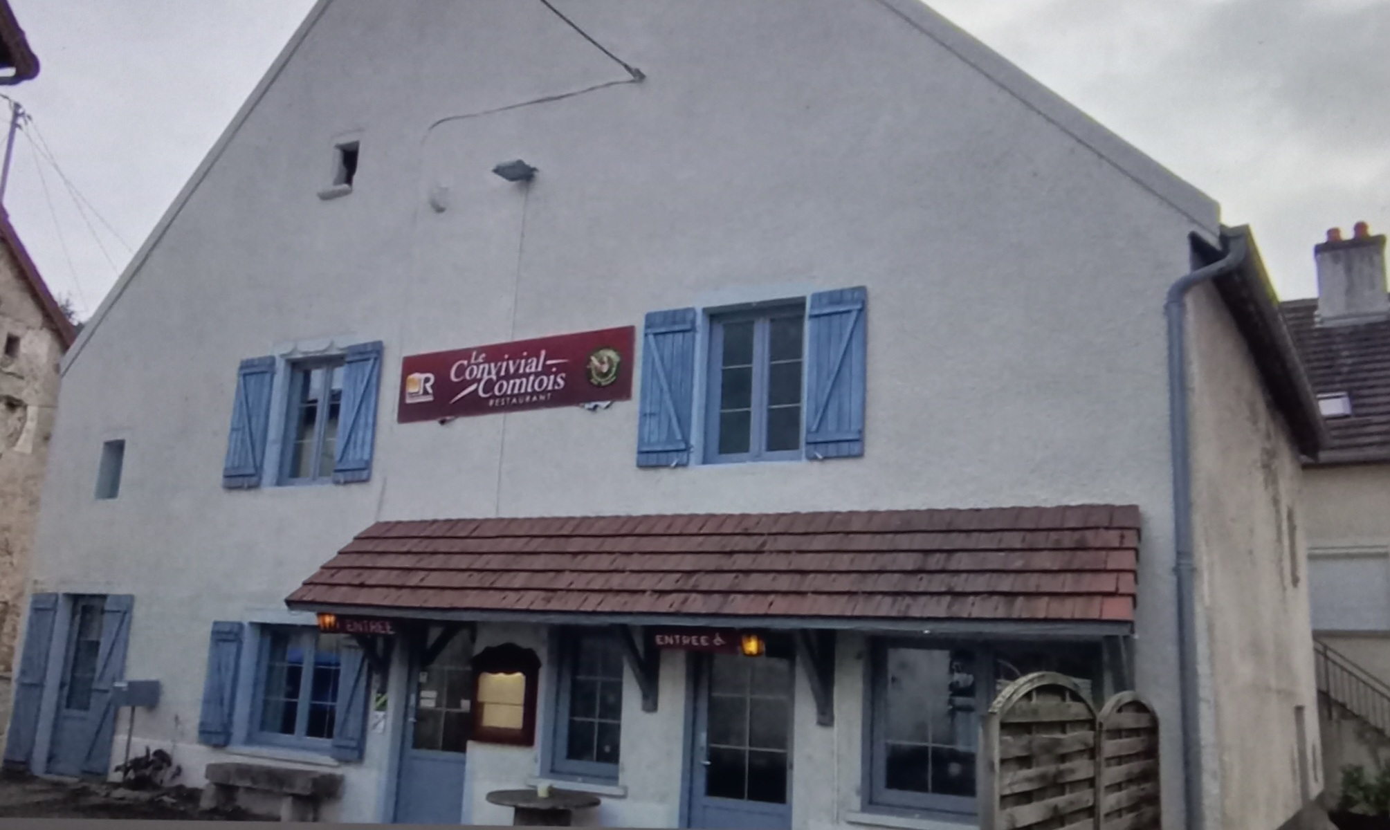 Urgent cause santé a vendre restaurant  dans le jura à Moissey sortie d autoroute A,36 entre Dole,Dijon,Besançon et Vesoul dans un petit village de moins de 600 habitants tous commerces école, crèche , transport
50 couverts hors terrasse 
Bâtiment de 225 M2 125m2 de restaurant et logement De 100 M2 plus dépendances de 53m2 cavé de chambre froide
Fond de commerces 70000 €
Loyer 1200€ sans logement 
Loyer 1650€ avec logement 
Grand parking à proximité
Possibilité d acheter les murs l207500€
Frais d agence compris 
L ensemble 260000€