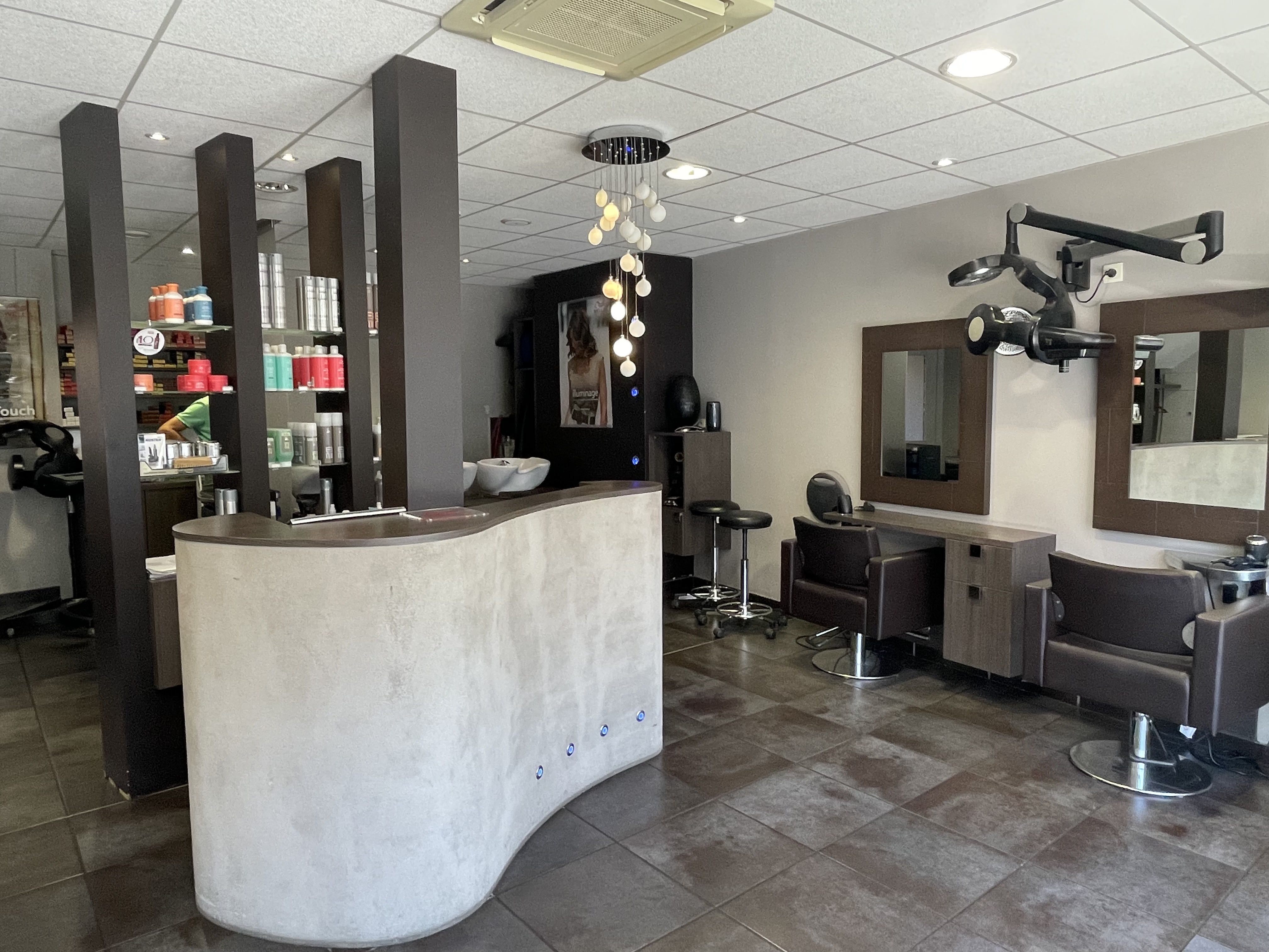 A vendre cause retraite 

1/ 
salon de coiffure très bon emplacement sur rue principale à Aubigny Sur Nère   
5 postes de coiffage, 3 bacs + 2 postes et 1 bac à l’étage. 
Pièce de stockage et salle de repos et grenier.
Bonne rentabilité  
Loyer mensuel 620 €  

Présentation de la ville :
https://www.youtube.com/watch?v=54eR-Y41wg8
https://www.youtube.com/watch?v=vmC8w6JrL8c

2/ 
salon de coiffure à Sancerre / St Satur  
3 postes de coiffage, 2 bacs. 
Pièce de stockage.  
Équipe en place et autonome de 2 personnes et une apprentie. 
Bonne rentabilité
Loyer mensuel 640 € 

Les 2 salons peuvent être vendus ensemble ou séparément. 
N'hésitez pas à nous contacter pour plus d'informations.