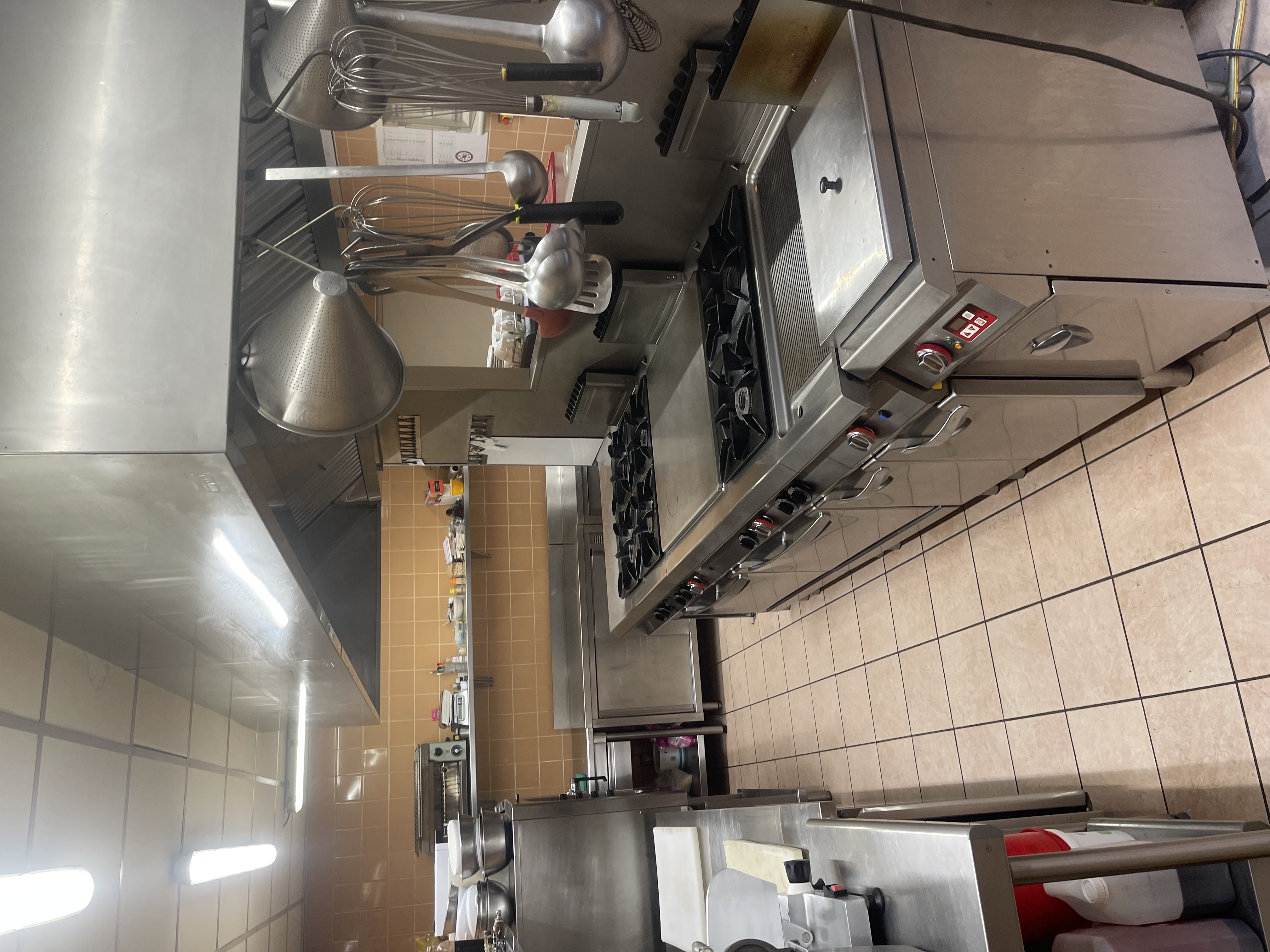 À vendre cause retraite restaurant mur et fond cuisine traditionnelle , restaurant tenu depuis 26 ans ,affaire  saine ( le pub Rochefort a guéret  est une institution) situé en plein coeur de Gueret 
Appartement sur 2 étages pouvant servir d’habitation ou  exploiter en restauration , salle de séminaire ….
Surface habitable 350 m2 environ