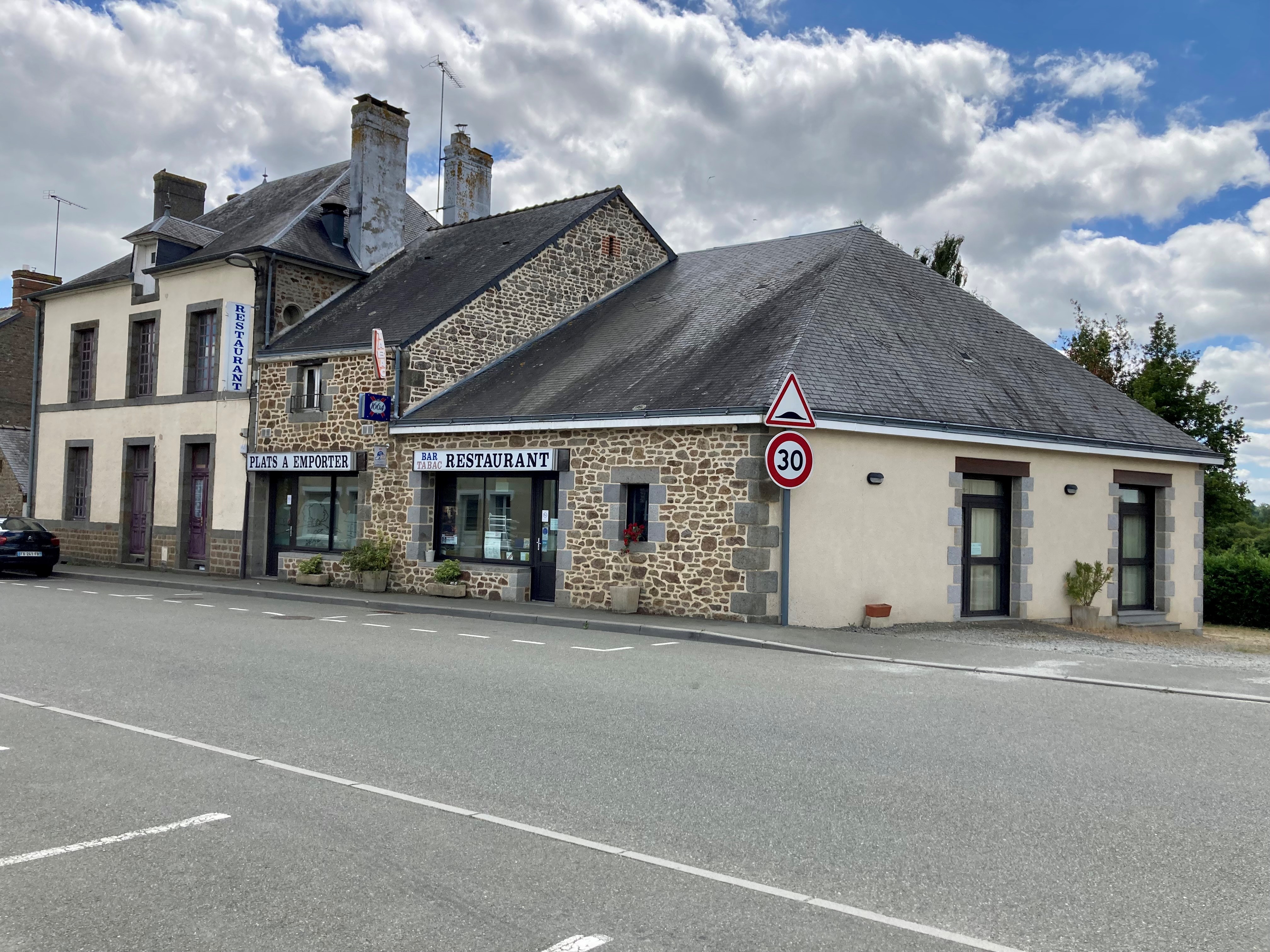 A LOUER bar-restaurant, matériels et logement à l'étage.

Belle opportunité à Chantrigné (passage routier important, parking) : 
la mairie recherche un(e) exploitant(e) pour relancer une activité de bar-restaurant dans un établissement  rénové et équipé par la collectivité.

Un bel espace composé de :
• Un espace bar 
• 2 salles de restaurant 
• Une cuisine équipée 
• Des sanitaires, réserve