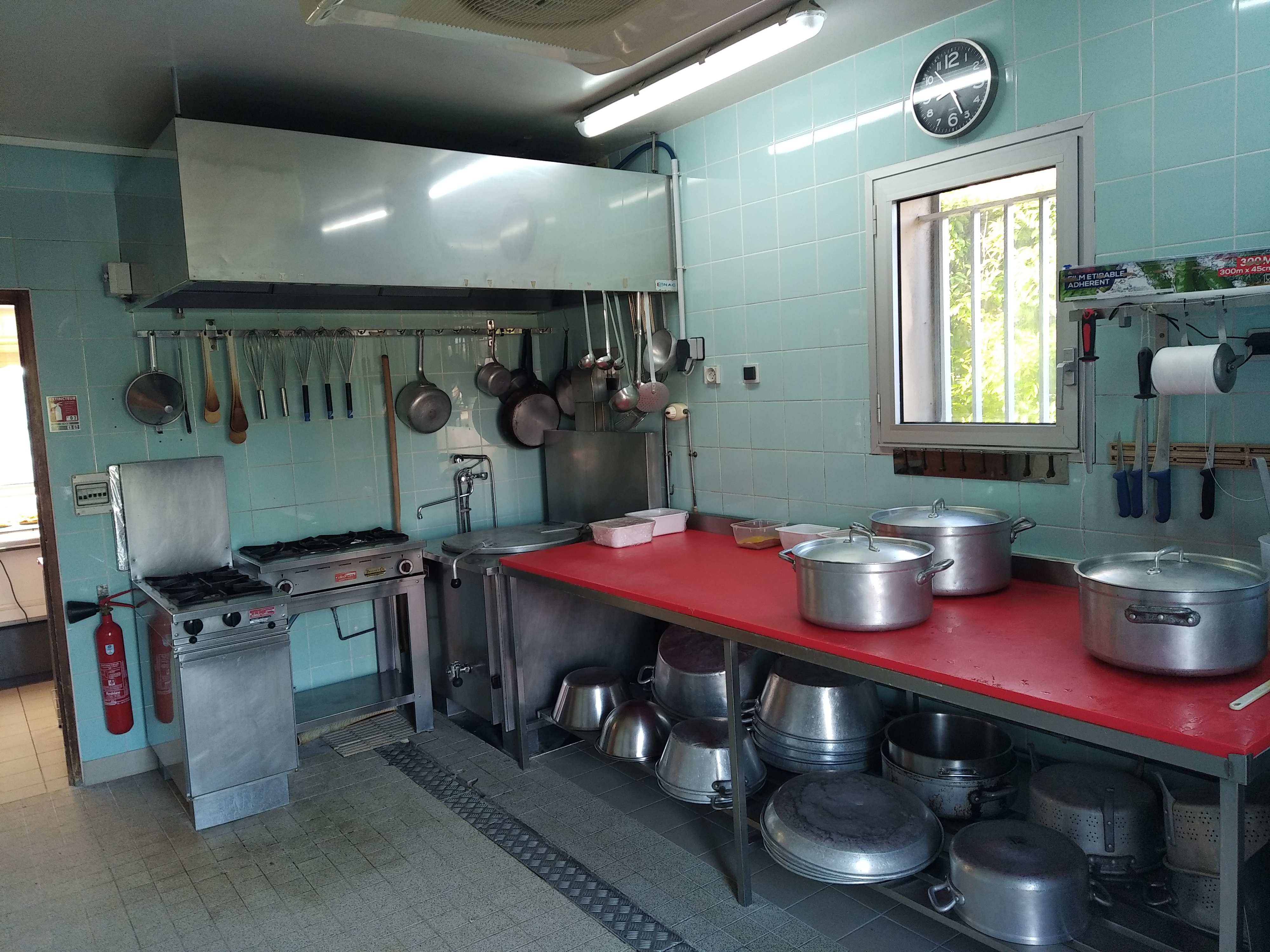 À vendre, branche d’activité boucherie, charcuterie, triateur située au cœur du bourg de Brie (16590), emplacement apprécié et facile d’accès. Place de parking privée directement devant le magasin.

Local comprenant un laboratoire d’environ 100 m² en rez de chaussée,  équipé de matériel récent et entretenu, 30 m² de chambre froide ainsi qu’un séchoir de 9 m². Espace de vente fonctionnel avec caisse aux normes en vigueur.

Activité actuellement ouverte du mardi au samedi. Fermeture annuelle pour congés : 4 semaines par an.

Idéal pour un professionnel souhaitant développer une activité artisanale dans un cadre dynamique et villageois.

Chiffre d'affaire 500K€ 

Affaire dynamique et stable depuis de nombreuses années, de nouveaux projets professionnels nous incite à nous séparer de notre magasin de Brie.