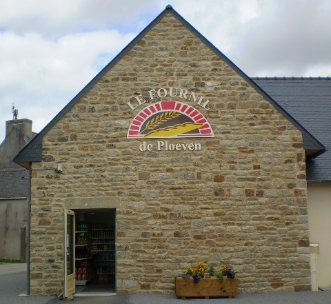 Cause départ à la retraite la Mairie de Ploéven recherche un repreneur pour sa Boulangerie-Pâtisserie-Epicerie.
Cette boulangerie, proche de l’école, est située dans le cœur du village de caractère de PLOÉVEN, commune littorale labélisée Commune du Patrimoine Rurale de Bretagne dans le Finistère, à 3 minutes de la baie de Douarnenez. Ce joli commerce a tous les atouts pour conserver et développer l’activité qui existe depuis 16 ans.
Le fonds de commerce est à vendre 100 000 euros avec un agencement fonctionnel et un équipement de matériel professionnel de qualité, ouvert sur le magasin. La boulangerie-pâtisserie a été créée en collaboration avec la commune de Ploéven en 2008.
L'établissement présente un réel potentiel de développement en pâtisserie et en snacking. 
La mairie met en location le bâtiment pour un loyer de 857,55 euros, loyer qui se décompose de la manière suivante :
-	Partie commerce 200 m² : 595,48 euros mensuel
-	Appartement T2 45 m² (1 pièce de vie, 2 chambres et 1 salle de bains) : 262,07 euros mensuel.
La boulangerie donne sur un grand parking, idéal pour le stationnement.
Un accompagnement technique pour la reprise du commerce est possible.
Pour tout renseignement sur le fonds de commerce, merci de téléphoner à M ou Mme BERGER au 06.12.25.84.59
Pour tout renseignement relatif à la location, merci de contacter la Mairie aux horaires d’ouverture au 02.98.23.05.31 du lundi au vendredi de 9h00 à 12h00.
CAP Boulangerie et/ou Pâtisserie sont requis.
Les dossiers de candidatures accompagnés d’une lettre de motivation et d’une présentation du parcours professionnel sont à adresser par mail ou par courrier à la Mairie : 
10 rue de la Mairie - 29550 PLOEVEN
mairie@ploeven.fr