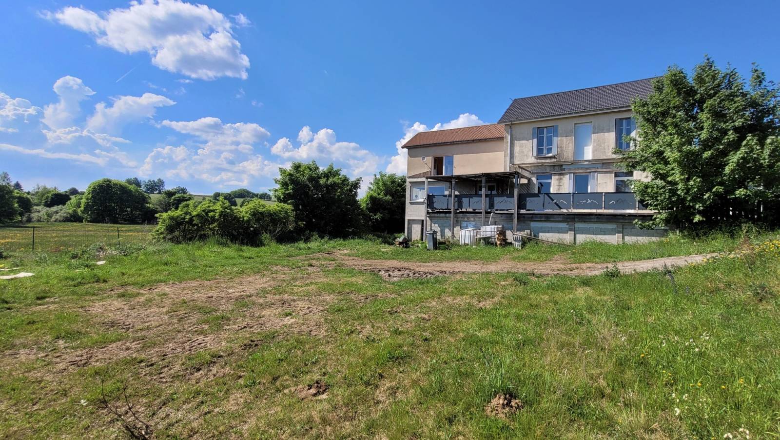 vends magnifique local commercial de 140 m2 avec boiseries et habitation de 170 m2, l'ensemble garages et réserves compris fait plus de 450 m2 sur une parcelle de 1420 m2 avec parking privé pour la clientèle, surement le plus bel emplacement de la région !

Actuellement exploité en brocante, idéal pour un restaurant, un snack, un café, une brocante, un magasin de producteurs, salle de jeux, de concert, activité artisanale car un stockage important est possible ou un projet locatif
cet ensemble est avec une véranda et grande terrasse de 60 m2 avec vue sur le lac, idéal pour recevoir la clientèle

Emplacement exceptionnel au carrefour de 2 routes principales avec plus de 2000 véhicules/ jour en saison !

Etablissement en normes ERP car il y avait un restaurant avant ma brocante

La vue est superbe de la terrasse et de la grande pièce à vivre personnelle
toit + gouttières refaits à neuf en mai 2026, double vitrage partout et poêle à granulés révisé

ici pas de fond de commerce à acheter, pas de pas de porte, ni de droit d'entrée et en plus vous pourrez habiter sur place !

cet ensemble immobilier est à saint- agrève à 7 mn seulement du chambon sur lignon
plus de photos sur demande