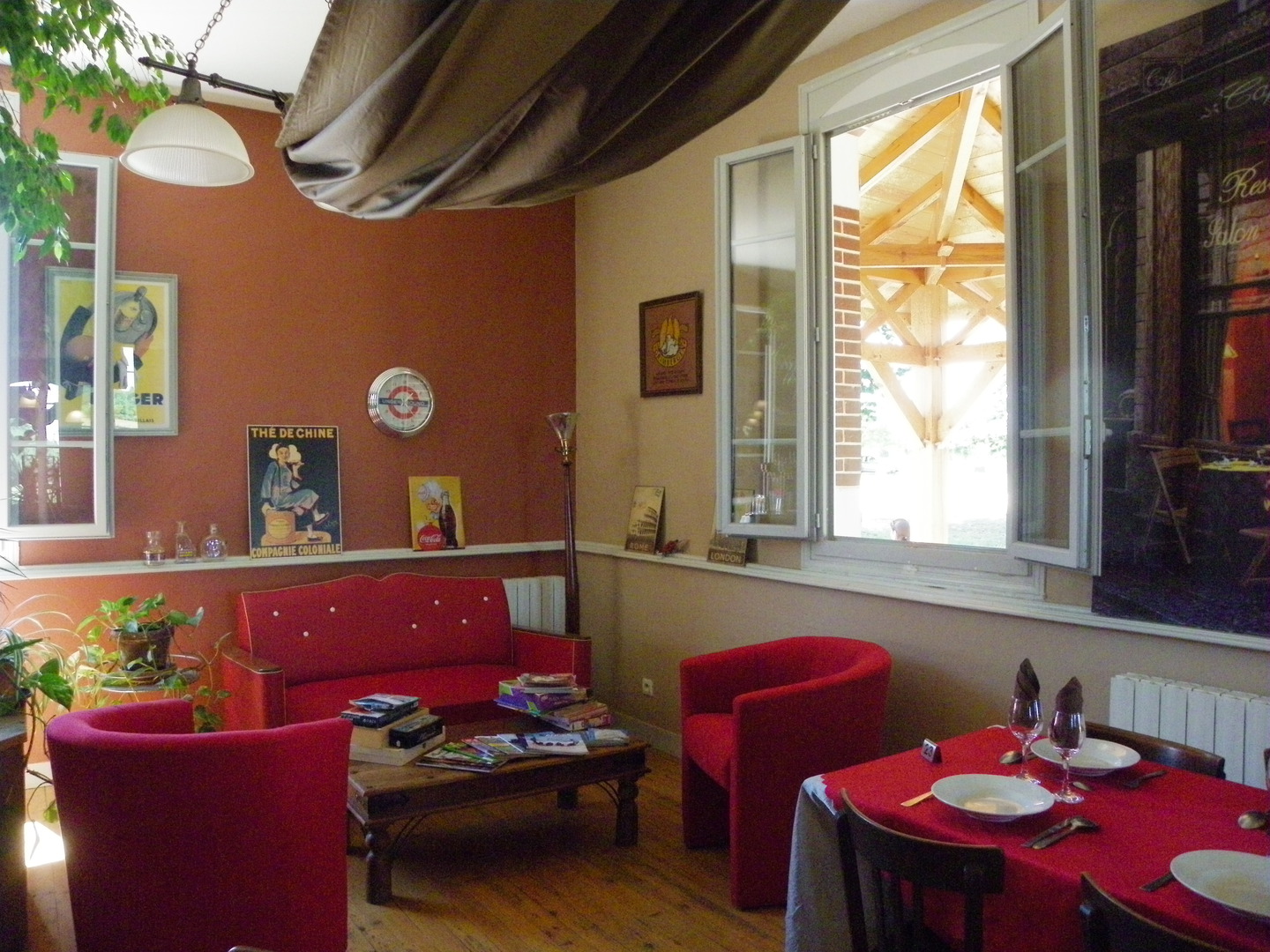 URGENT

À vendre cause retraite, ce fonds de commerce restaurant est situé dans le village d’Escalans, dans le Bas Armagnac, proche d’un village de 1280 habitants avec toutes commodités, à 15 minutes du Centre Thermal de Barbotan-Les-Thermes et à 45 minutes de Mont-de-Marsan.
L’établissement a été complètement rénové et mis aux normes ERP en 2006 et régulièrement entretenu. Vous pourrez donc vous installer dans un local parfaitement adapté.
Il n'y a donc ni travaux ni investissement à prévoir.
Accueil de la clientèle : deux salles, un auvent, une terrasse aérée et à l’ombre de tilleuls centenaires, face à une église romane.
Cuisine : Espace chaud, espace froid, espace dessert. Possibilité de créer un laboratoire de traiteur. Deux réserves.

Cette ancienne auberge est une institution locale existant depuis près d’un siècle avec une clientèle fidélisée de locaux, curistes, résidents anglais et belges, marcheurs et cyclistes aux beaux jours.

Les murs appartiennent à la mairie avec un loyer de 662.51€ HT/mois incluant un logement de fonction de 90m² situé au-dessus du restaurant. La commune soutient activement ce projet de reprise et est très désireuse d’accueillir idéalement un couple prêt à redynamiser le seul commerce de ce village menacé de fermeture sans repreneurs.

Le prix du fonds est fixé à 45000 euros négociables.