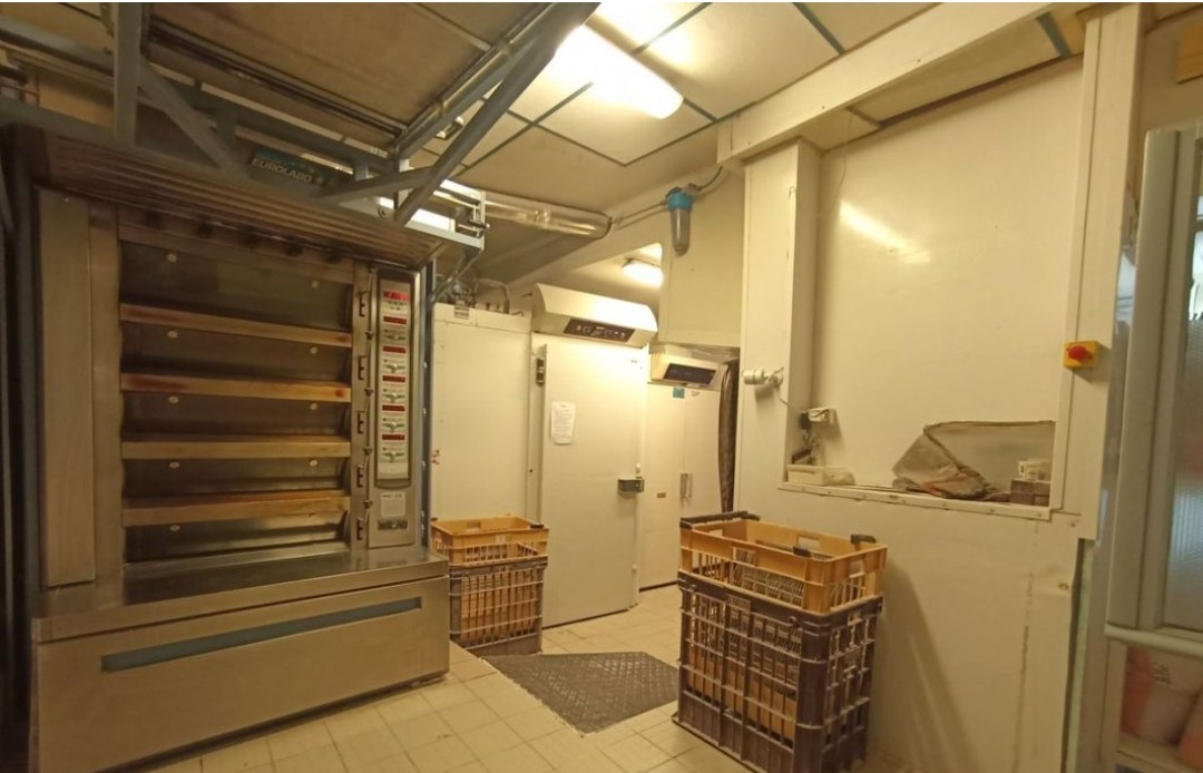 Boulangerie Pâtisserie sur un axe passant en centre ville de Chinon (37) ville touristique de 8500hab.

Clientèle fidèle depuis 2007, sur le passage qui mène au Château et à la résidence de vacances Odalys. 

Espace vente de 26m² environ avec façade en angle entièrement refait du sol au plafond, mobilier, espace sandwich, vitrine patisseries, vitrine chocolats, et support viennoiseries et pains de 2022.

Espace fournil de 45m² environ avec du matériel récent et en parfait état. Un four de 5 soles électrique de 2015, 2 chambres de pousse, 1 chambre froide, façonneuse de 2015 sur un repose pâtons de 2018 , four à viennoiseries de 2022 etc....

Labo pâtisseries de 14m² environ à l'étage.

POINTS IMPORTANTS:
 * La boulangerie fonctionne avec un compteur bleu.
 * Bail 3/6/9 loyer de 1100€ TTC
 * CA SUP à 290K€ en progression constante depuis la réfection de la façade 
    en 2021
 * Logement de fonction

Une affaire clé en main idéale pour un couple!!!!