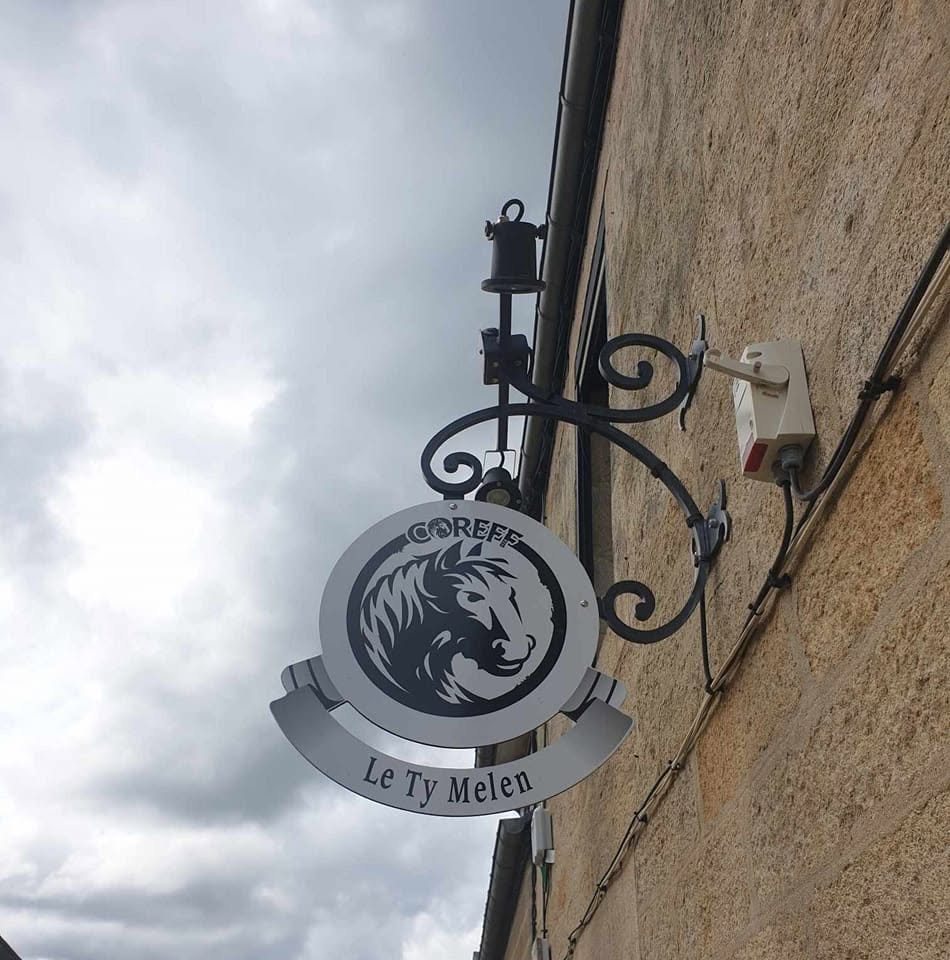 Le Ti Melen, situé au cœur de Plourac'h (Côtes-d'Armor), est un commerce multiservices indispensable à la vie locale. Il regroupe un bar convivial, un tabac, un point presse locale, une épicerie de proximité, les services FDJ ainsi qu'un Point Colis.

Lieu de rencontre et d'échanges pour les habitants comme pour les visiteurs, le Ti Melen bénéficie d'une clientèle fidèle et occupe une place centrale dans la commune. Jouissant d'une excellente réputation, le commerce est en pleine activité et poursuit son développement. Il propose notamment la diffusion d'événements sportifs et organise régulièrement des animations conviviales : concerts, quiz, soirées à thème…

Le Ti Melen représente une belle opportunité pour un repreneur souhaitant s'investir dans un commerce de proximité dynamique, reconnu et pleinement intégré à la vie de son territoire.