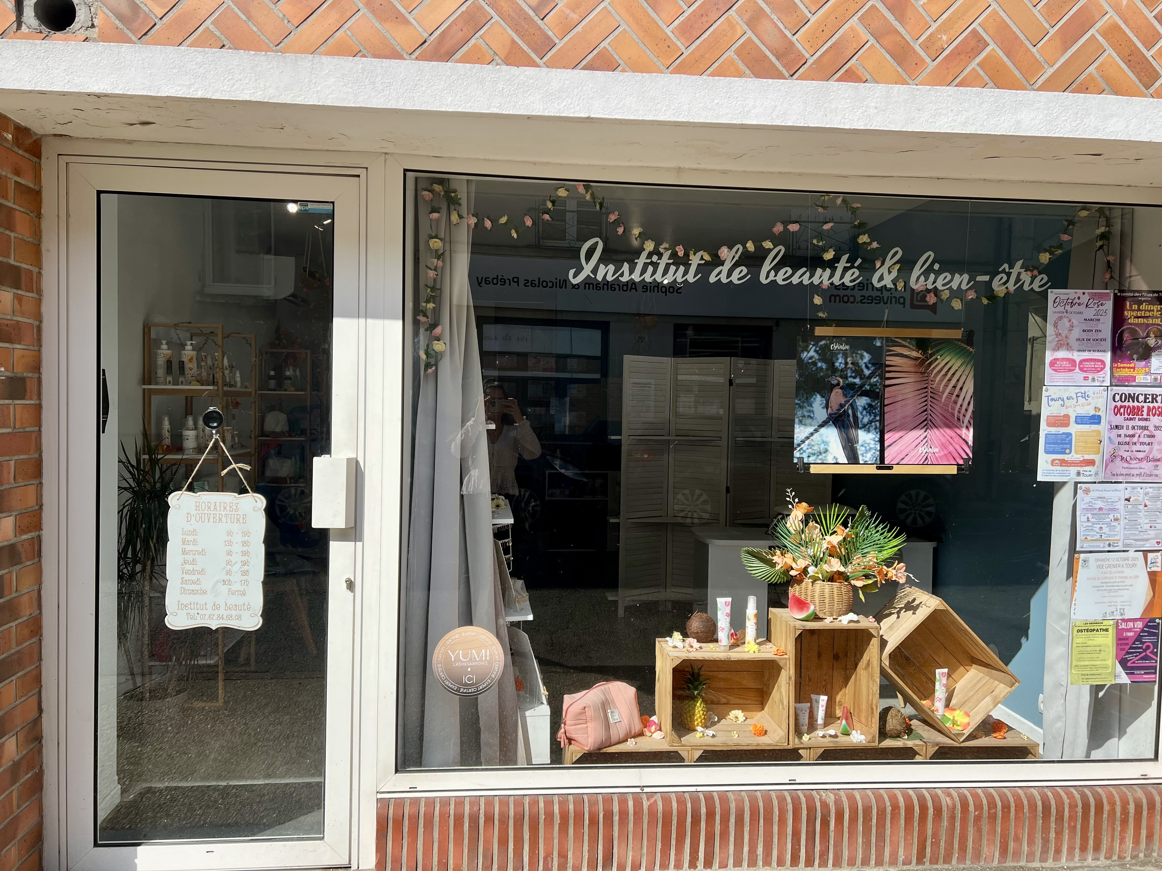 A vendre institut de beauté & onglerie « Fleur de soi » à Toury (28310)
Institut de beauté et onglerie Fleur de soi, créé en septembre 2021, situé en plein centre de Toury (28310), à proximité des commerces et avec stationnement facile. Local lumineux et chaleureux, parfaitement entretenu, idéal pour poursuivre l’activité.
Institut complet proposant :
•	Soins esthétiques, beauté de mains et des pieds, prothésie ongulaire, épilations, soins visage et corps
•	Clientèle locale, fidèle et régulière, développée depuis plus de 4 ans
•	Excellente réputation et forte visibilité dans le secteur
L’institut est vendu entièrement équipé avec un ensemble de matériel et de stock d’une valeur estimée à 12500€, comprenant notamment :
•	Tables et postes manucures
•	Fauteuils, appareils esthétiques, mobilier, décoration
•	Matériel professionnel et produits en stock
Aucuns travaux à prévoir, possibilité de reprise immédiate.
Données économiques :
•	Chiffre d’affaires moyen (2022-2024) envrion 43000 HT / an
•	Bail commercial transmissible (local en location, bail signé jusqu’en 2031)
•	Fonds de commerce vendu 45000€ matériel et stock inclus
Motif de la cession : déménagement.

Accompagnement possible pour la reprise : présentation de la clientèle, fournisseurs, logiciels et organisation interne.
Premier contact par message via la plateforme. Dossier comptable et informations complémentaires disponibles pour acheteur sérieux après premiers échanges.