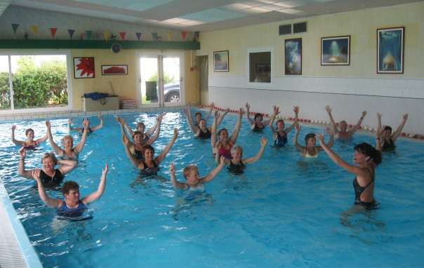 27 ans d'une activité pleine de convivialité, de santé et de sport!
Notre centre de remise en forme met à votre disposition des structures adaptées pour la pratique de votre activité physique. Nous disposons d'une piscine intérieure à 31ºC et d'une autre extérieure de 25 mètres à 29ºC, en libre accès pour tous. Une salle de Fitness/muscu, une belle grande salle de cours collectifs. et un SPA de plus de 200 m² (sauna ; hammam ; jacuzzi)