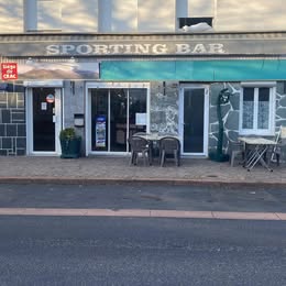 *Présentation : A saisir Fond de Commerce BAR. ***Possibilité d’acheter les Murs*** 
Particulier (PAS DE FRAIS D’AGENCE ET HONORAIRES), affaire familiale depuis plus de 30 ans avec une clientèle locale et fidélisée, avec  peu de concurrence. Vente motivée pour un départ en retraite.
Aux Ancizes-Comps (63770) secteur des Combrailles à 30 minutes de Clermont-Ferrand et de Riom.
Sur un axe très passant au cœur d'une ville touristique, situer à coté de l’entreprise Aubert & Duval 1500 ouvriers et de nombreuses entreprises extérieures.  A deux pas d’un plan d’eau et du viaduc des fades, très fréquenté en période estivale avec beaucoup de groupe de moto et un vélo rail des Combrailles qui permet d’amener une clientèle touristique l’été. 
*Commerce : Les horaires sont 7h30-19h30 sauf le mercredi après-midi et le jeudi toute la journée. Fermé 4 semaines dans l'année. Pas de personnel à reprendre.
Activités BAR, Licence 4 et  FDJ, Amigo, Parions-sport, Loto et jeux grattage. Ce commerce gagnerait en développant la restauration avec des repas ouvriers par exemple ou restauration rapide (burger, pizzas…).
Salle d’une vingtaine de places assises, bar en très bon état avec tout le matériel d’exploitation lié au bar/restauration, avec une grande terrasse et un stationnement gratuit en face et derrière. Equipé de deux grandes caves et beaucoup d’espace de stockage.
*Logement : Surface totale : 190 m2
Surface annexe : 130 m2
 Loyer très attractif au vu de la superficie 522€ TTC. Le logement est composé d’une cuisine équipée et un salon derrière la salle du bar. Et un autre espace cuisine existant avec friteuse, cuisson, froid et lavabo. A l’étage : 3 grandes chambres, une salle de bain et un WC. Un dernier étage, complète le bien avec des travaux possible avec 5 chambres et une salle de bain. 
Chiffre d’affaire 57 k€, en progression constante depuis 3 ans avec un gros potentiel de développement. 
Prix de vente fonds de commerce : 60k€. 
Prix avec murs : à négocier avec le propriétaire.