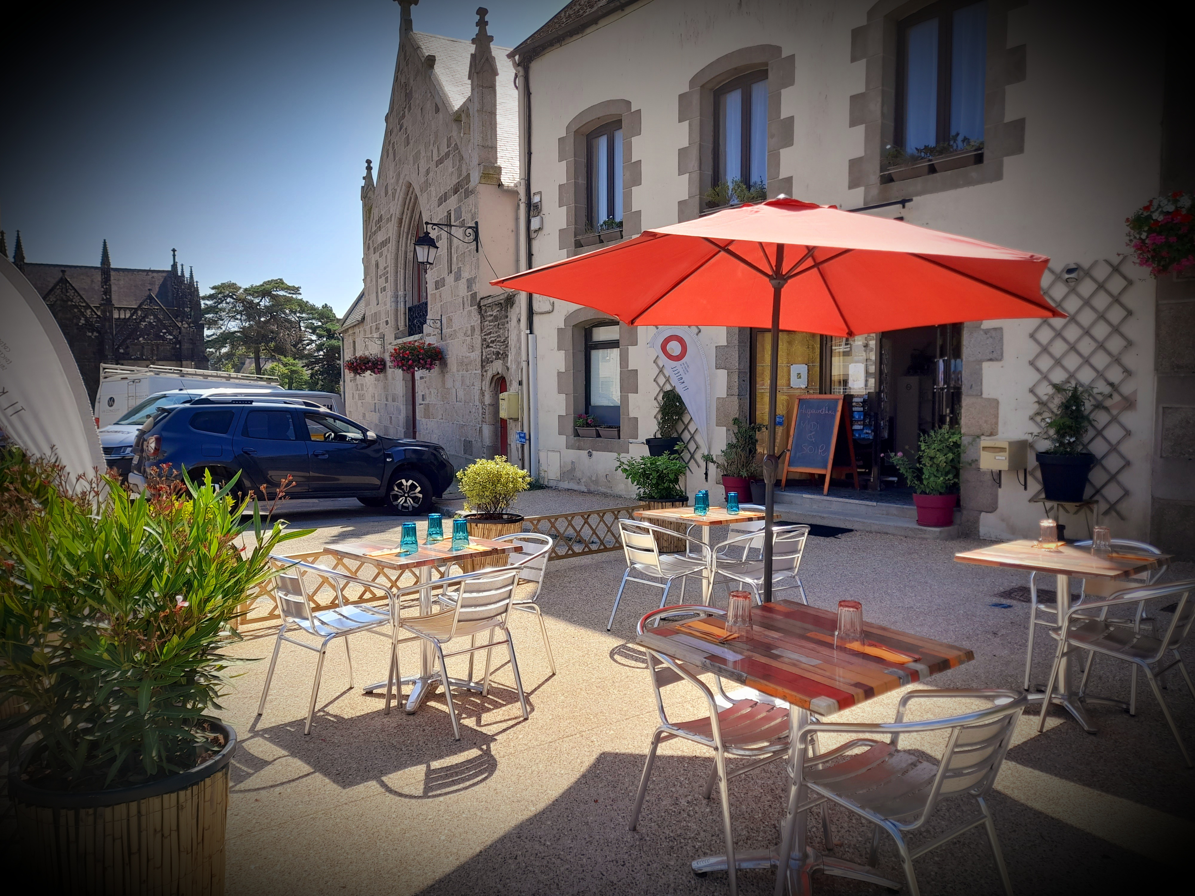 Fond de commerce Restaurant Crêperie Finistère Nord, 10 Kms de la mer. 

À vendre Crêperie petite ville Finistère Nord, emplacement idéal, lieux touristique.

Vente pour départ à l'étranger.

Cette crêperie bien établie est située dans un emplacement stratégique, en centre-ville, avec un flux constant de clients locaux et touristiques. L'établissement dispose d'une capacité de 40 couverts, dans une première salle de 70 m2, complétée par une agréable terrasse extérieure, idéale pour les beaux jours. Seuls 30 couverts sont exploités, possibilité d'exploiter des salles supplémentaires. 

Cuisine professionnelle  ouverte très bien équipée. 
4 billigs, 1 fourneau, 1 table réfrigérée, frigos et congélateurs, 1 cellule de refroidissement, plonge complète.
Matériel récent et bien entretenu.
A l'étage un appartement de fonction, pièce de vie  salle d'eau, WC et trois chambres. Terrasse privative. 

Possibilité de développer de la chambre d'hôtes, forte demande dans le secteur. 
Établissement complètement rénové et aux normes. Aucun travaux à prévoir.

Affaire clé en main, idéale pour travailler en couple 

Loyer 1100€ pour la totalité du bâtiment

Établissement reconnu dans le secteur et avec une clientèle d'habitués et de touristes. Une belle adresse à reprendre pour perpétuer une activité conviviale et reconnue. 

Pour plus d'informations, prix et détails ou une visite, n'hésitez pas à me contacter