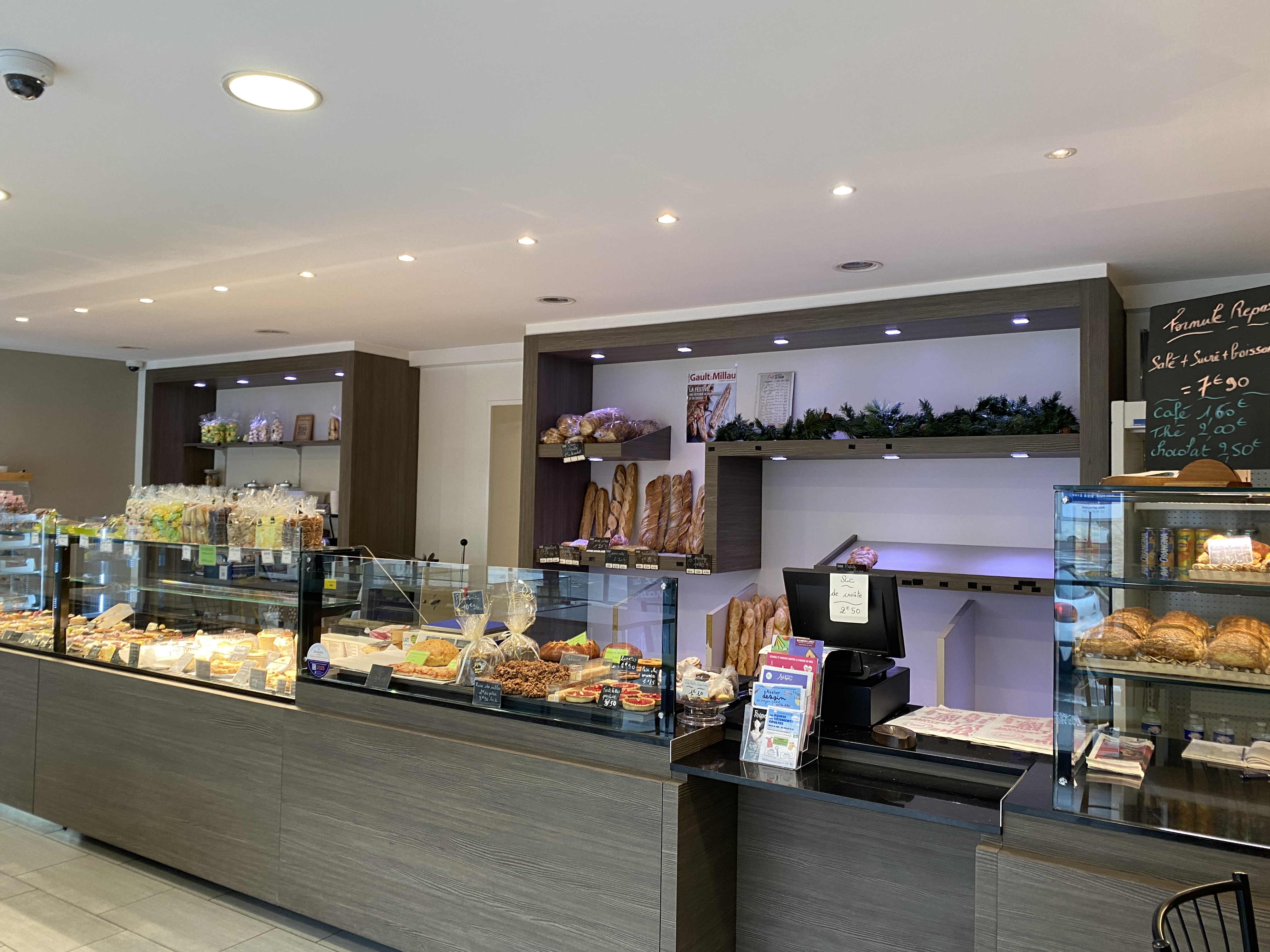Boulangerie pâtisserie traiteur 
Salon de thé 
Ville thermale cyclotouristique à 15 minutes de l’ À 79 
Écoles primaires et collège
Boutique et laboratoires ont été refait en 2014 
Chiffre d’affaires stable 
5 semaines de congés
toute proposition sera étudiée