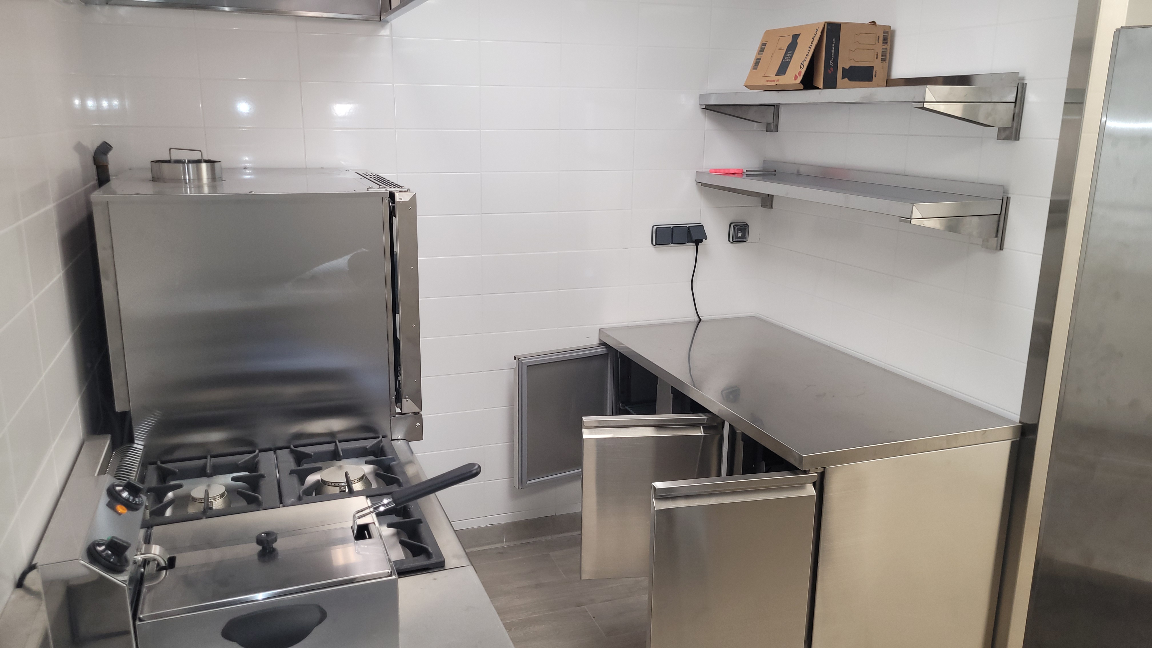 Nous cherchons preneurs pour le bar-restaurant du village.

Nous proposons un établissement rénové, équipé, d'environ 80 places assises et d'une grande terrasse. Un studio tout équipé complète cet établissement ainsi qu'une licence 4.

Nous cherchons des preneurs souhaitant faire vivre ce lieu de vie important pour le village avec une activité brasserie et restauration, accessible à tous, aux habitants du village mais également pour faire rayonner le village auprès des habitants de la vallée de la Vésubie et des touristes.

L'établissement bénéficie d'une situation géographique exceptionnelle avec une vue dégagée sur les montagnes.

Nous étudierons les candidatures en fonction de la cuisine proposée mais également de l'ambiance et de la qualité de l'accueil souhaitées.

Ouverture à l'année avec des périodes de fermetures envisageables. 

Les conditions administratives et financières sont disponibles sur demande.

Notre beau village vous attend.