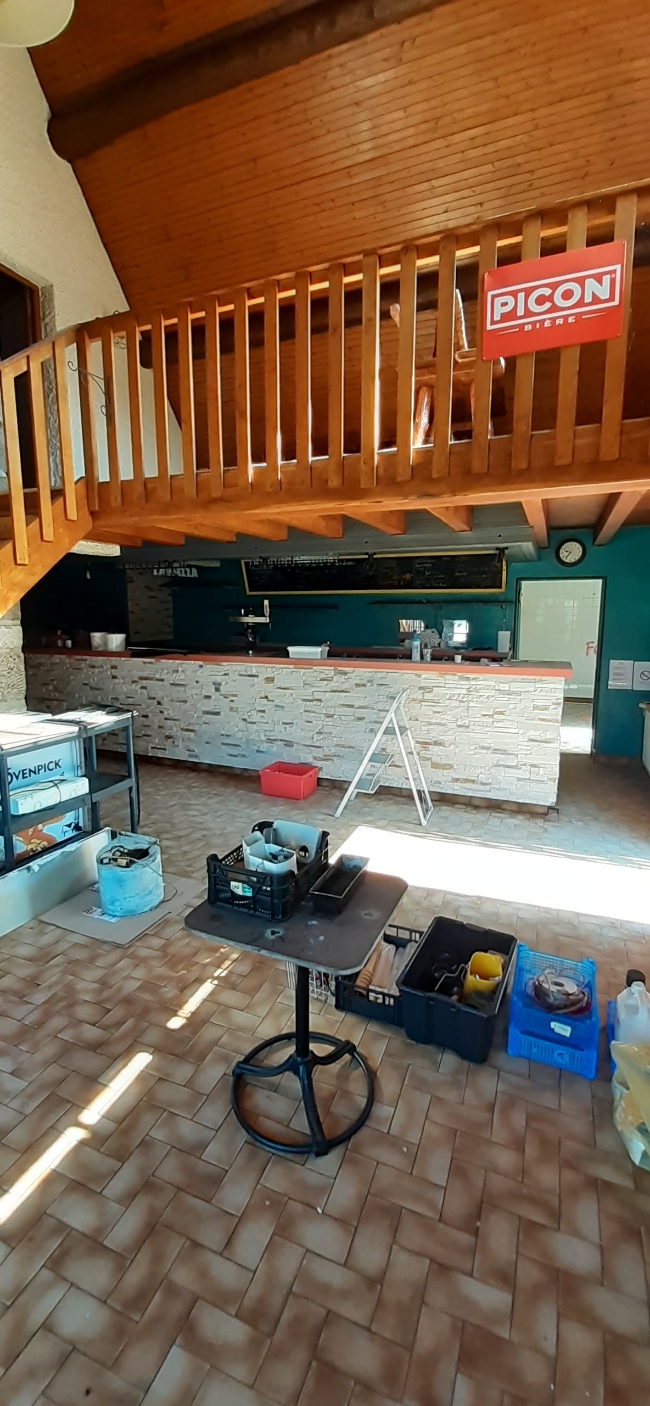 À louer, charmante auberge située sur un axe passant d’Ambert, disposant d’un grand parking et d’une jolie terrasse !

Terre de forêt et d’activités de pleine nature, le territoire de la Communauté de communes Ambert Livradois Forez offre un accueil de qualité et un cadre de vie très agréable. Le territoire est structuré autour de la ville d’Ambert (7 000 habitants), de communes dites de centre-bourgs et de communes plus rurales. Il offre un accueil de qualité et un cadre de vie très agréable, disposant d’établissements scolaires, de services petite enfance, de professionnels de santé et de nombreuses activités de pleine nature.


Située sur un axe stratégique (RD 906) et dans une zone d’activités et de commerces en développement, il vous est proposé de reprendre en location gérance La Jasserie, une auberge pleine de potentiel. Elle est située face à la piscine et au camping, à côté d’une salle de sport et à proximité des commerces et industries. Elle est également facilement accessible pour les routiers et disposer d’un grand parking pour les accueillir.


L’auberge se compose de plusieurs espaces aménagés et fonctionnels :
     - Au rez-de-chaussée, 2 salles de restaurant et un bar, de sanitaires et d’un espace cuisine
     - Un espace restauration en mezzanine
     - Une terrasse extérieure
     - Un très grand parking facile d’accès le long de la RD 906

Cette auberge, connue sur le secteur, possède une réelle capacité de développement du fait de sa situation (routiers, menus ouvriers, repas à thème le week-end).

Loyer : 960 €/mois

Le début de l’activité est envisagé dès que possible.

Les candidatures devront comporter :
     - Un CV du/des repreneur(s) indiquant vos diplômes et votre/vos expériences
     - Une lettre d’intention précisant vos motivations, vos perspectives pour développer l’activité
      - Votre apport personnel pour disposer d’une trésorerie de départ
     - Tout autre élément qui vous paraitrait judicieux pour valoriser votre candidature

En zone de revitalisation rurale (ZRR), toute reprise de commerce bénéficie d’une exonération fiscale totale durant 5 ans, puis dégressive dans les années suivantes. Il est possible d’être accompagné techniquement et/ou financièrement par le Réseau Initiative, France Active, le Parc Livradois-Forez, la CMA, la CCI ou la BGE. Il existe également une aide destinée aux petites entreprises du commerce, à l’artisanat et aux services avec points de vente, en co-financement entre la Communauté de communes Ambert-Livradois-Forez et la Région Auvergne-Rhône-Alpes