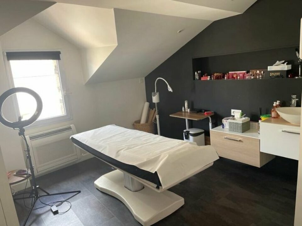 Salon de coiffure féminin de 220 m² à vendre, entièrement rénové en 2015 avec des peintures refaites il y a deux ans. Situé dans une rue piétonne très fréquentée du centre-ville historique, à proximité d’un parking (moins de 200 m).

Le salon est réparti sur plusieurs étages et comprend divers espaces de coiffage, de vente, de soins esthétiques, ainsi que des zones de repos pour les employés.

Emplacement stratégique et infrastructure moderne, idéal pour un professionnel souhaitant s’installer dans un cadre attractif avec une clientèle établie.

Surfaces : 
Au rez-de-chaussée : accueil, espace vente de produits, 6 places de coiffages, 2 bacs de lavage massants, un WC.
A l'extérieur : une chaufferie à production d eau chaude, sèches linge et lave linge avec petite cours.
Au 1er étage : 8 places de coiffages + 2 bacs de lavage avec massage e à air pulse et un WC.
Au 2nd étage un espace bureau, un espace accueil et une pièce de soins esthétique avec toilette et douche : loué à une esthéticienne indépendante.