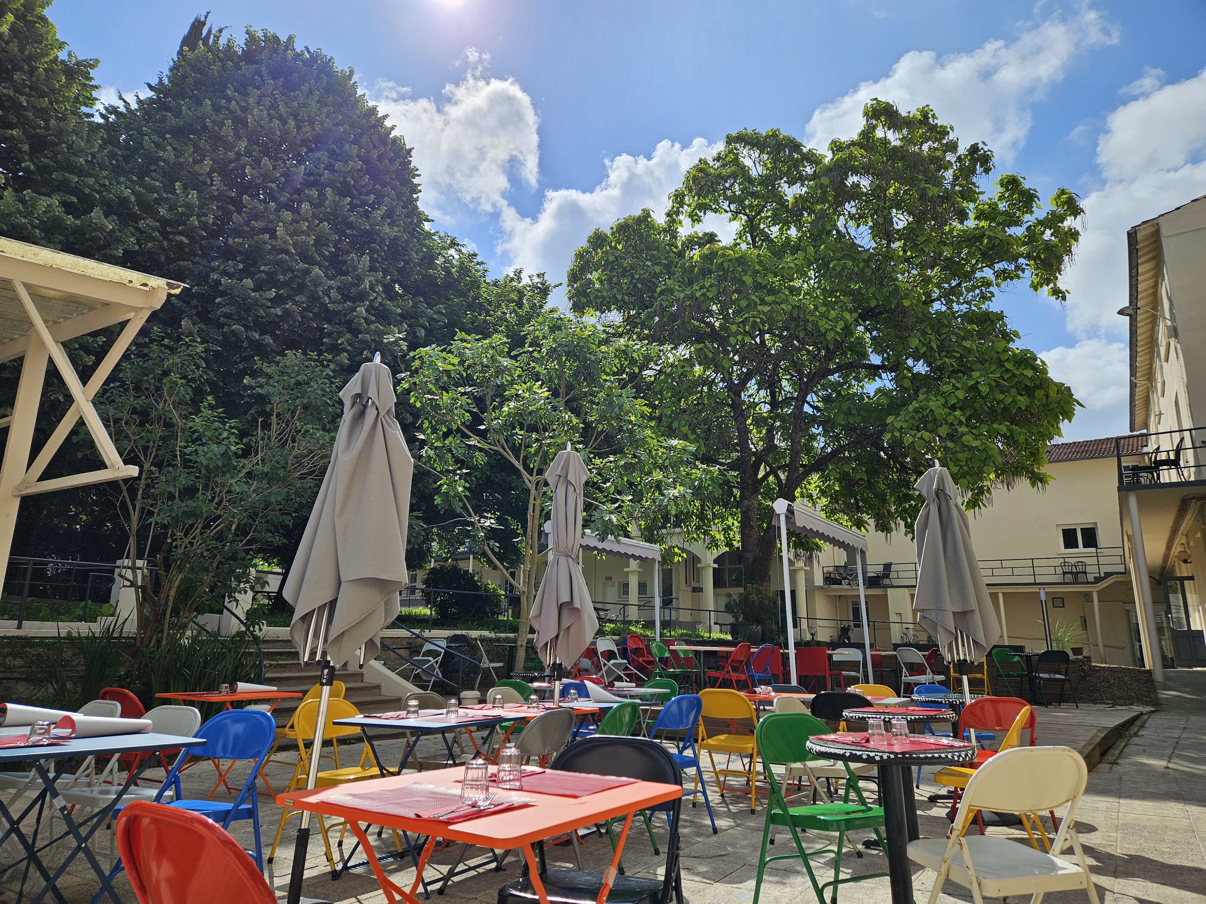 Très joli restaurant, ouvert depuis 6 mois avec de beaux résultats recherche son couple ou duo de gérants dans un village prometteur de 2000 habitants
Restaurant avec deux salles, capacité intérieur de 65 places, grande terrasse extérieur dans un parc arboré pouvant recevoir une centaine de personnes. 
Facilité de prise en main en location gérance avec achat du fond possible.
Facilité de logement dans un premier temps. 
Village très agréable avec plusieurs commerces ( boulangeries, pharmacies, opticien, cabinet médical, superette...).
Marché tous les jeudis matins. 
Ecole primaire et collège à 200 mètres. 
Gare à 5 minutes en voiture pour le ter et 15 minutes pour les grandes lignes.
( 20 minutes de Niort, 1 heure de La Rochelle, 2 heures de Paris).