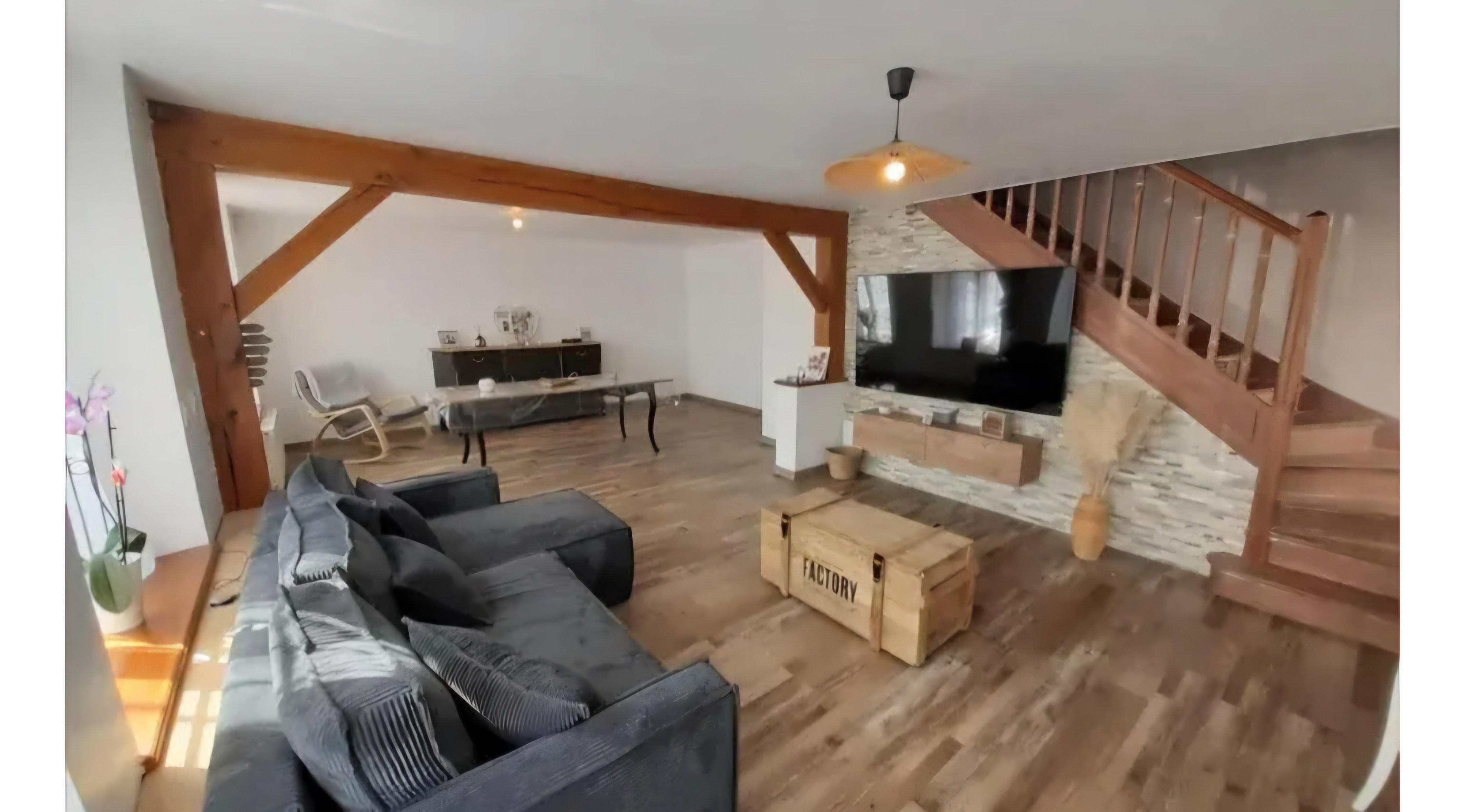 Description
Très belle maison semi-individuelle construite
en briques et couverture en ardoises sur une contenance totale de 22 a 43 ca,
composée savoir :
Une maison à usage d'habitation, le garage et le fonds de commerce à savoir :Possibilité d'achat sans le fond .
Pour la maison :
Au rdc : entrée, cuisine équipée, salon/séjour, couloir, salle d’eau, chaufferie, laverie, wc 

Au 1er étage : couloir, 4 chambres dont 1 avec salle de bains, Greniers,
cave, pompe à chaleur 2023, pellets

Pour l’atelier :

Bâtiment
avec wc, garage, garage complet Bâtiments divers, bureau
et le fonds de commerce de mécanique, garage, réparations automobiles et matériel agricole et industriel.


Surface : 146 m²
Prix du bien : 336000 €
Prix du bien hors honoraires : 320000 €